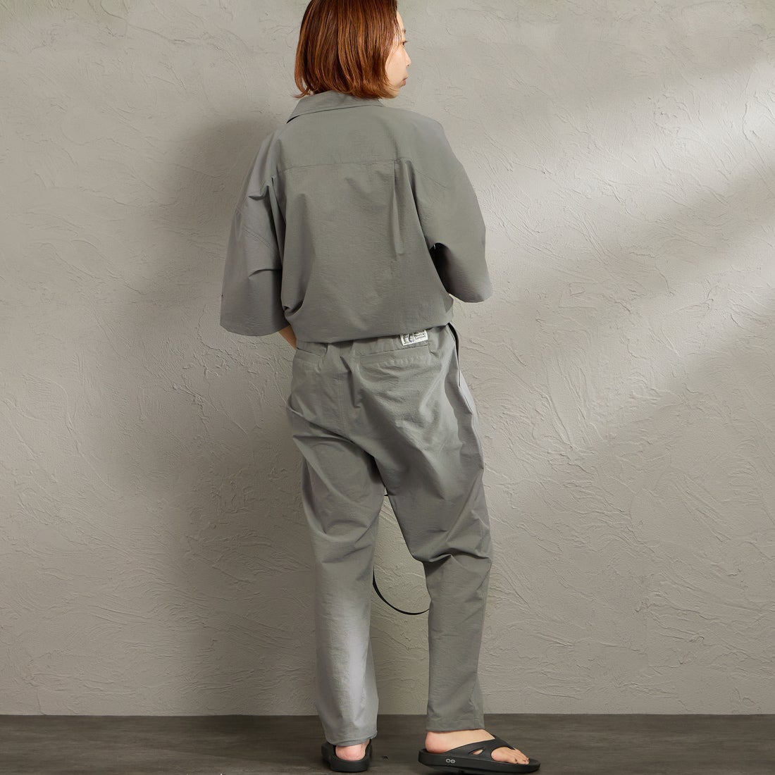 Marmot [マーモット] 別注 Dot Air ワンポイント刺繍ロゴ タックパンツ [MTSS26MPT334IN-JF] CHARCOAL &&モデル身長：158cm 着用サイズ：S&&