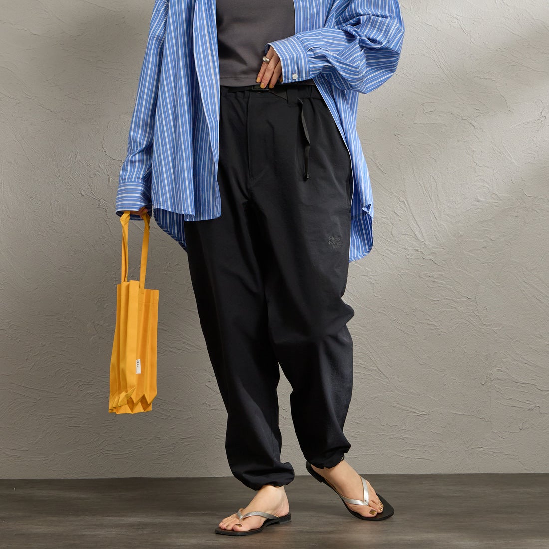 Marmot [マーモット] 別注 Dot Air ワンポイント刺繍ロゴ タックパンツ [MTSS26MPT334IN-JF] BLACK &&モデル身長：158cm 着用サイズ：S&&