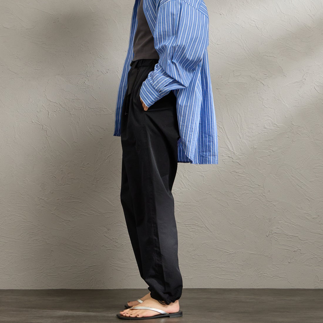 Marmot [マーモット] 別注 Dot Air ワンポイント刺繍ロゴ タックパンツ [MTSS26MPT334IN-JF] BLACK &&モデル身長：158cm 着用サイズ：S&&