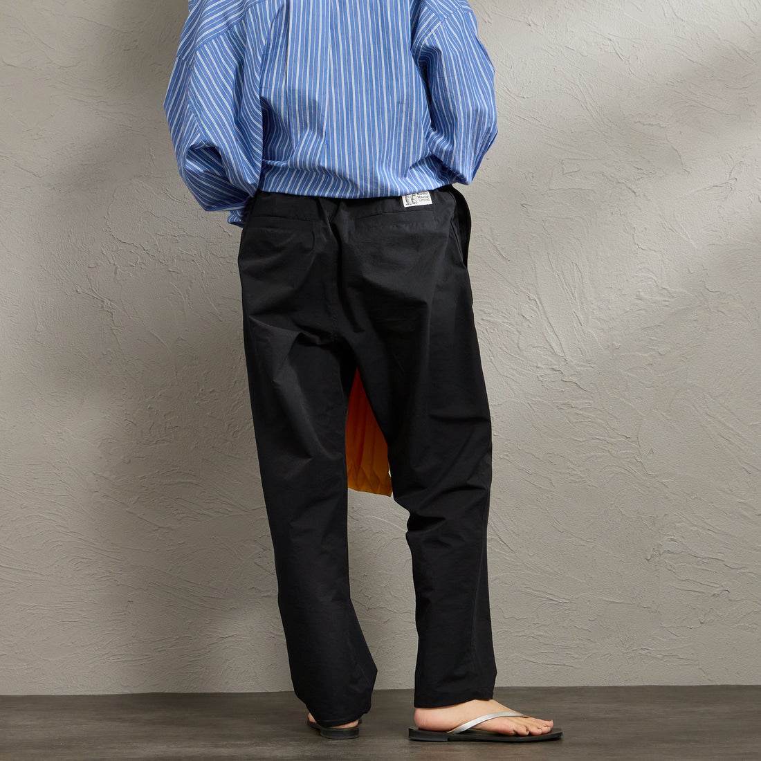 Marmot [マーモット] 別注 Dot Air ワンポイント刺繍ロゴ タックパンツ [MTSS26MPT334IN-JF] BLACK &&モデル身長：158cm 着用サイズ：S&&