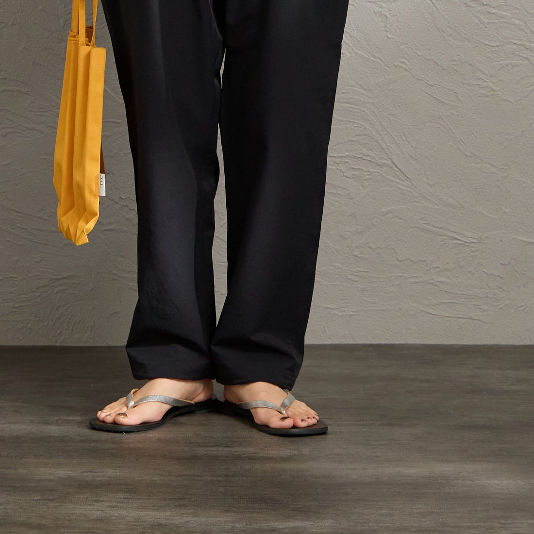 Marmot [マーモット] 別注 Dot Air ワンポイント刺繍ロゴ タックパンツ [MTSS26MPT334IN-JF] BLACK &&モデル身長：158cm 着用サイズ：S&&