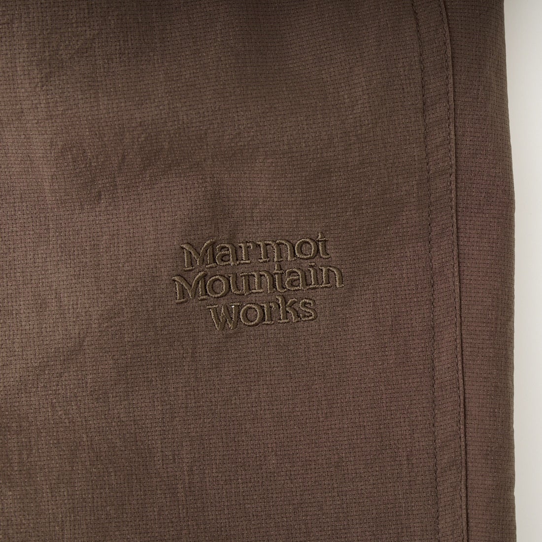 Marmot [マーモット] 別注 Dot Air ワンポイント刺繍ロゴ タックパンツ [MTSS26MPT334IN-JF] BROWN