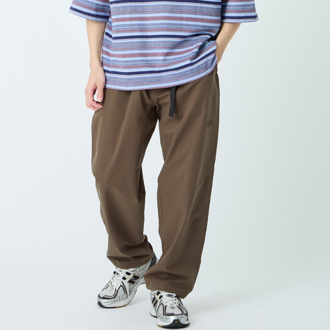 Marmot [マーモット] 別注 Dot Air ワンポイント刺繍ロゴ タックパンツ [MTSS26MPT334IN-JF] BROWN &&モデル身長：168cm 着用サイズ：L&&