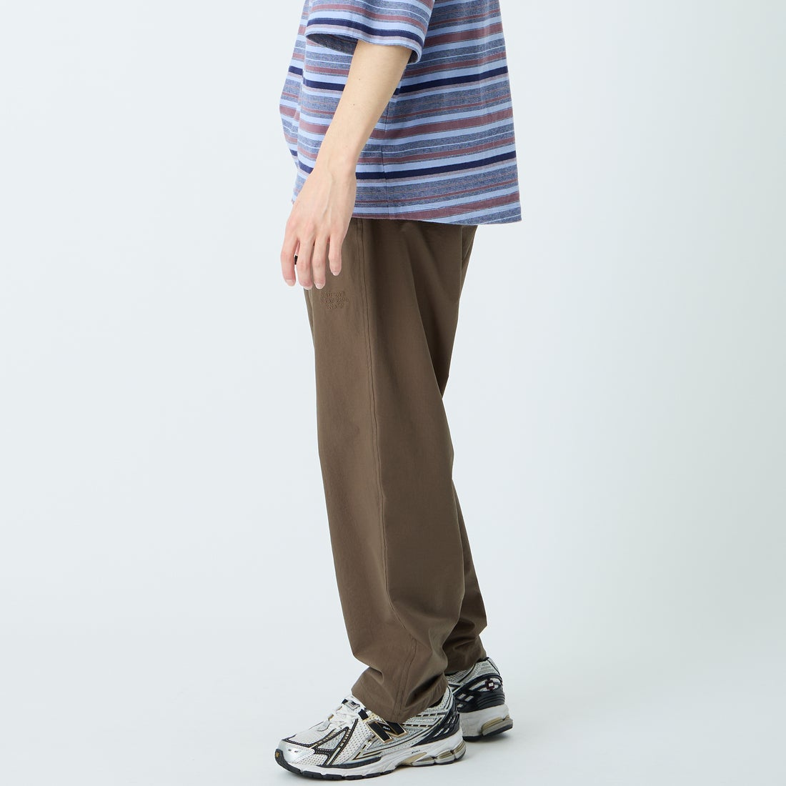 Marmot [マーモット] 別注 Dot Air ワンポイント刺繍ロゴ タックパンツ [MTSS26MPT334IN-JF] BROWN &&モデル身長：168cm 着用サイズ：L&&