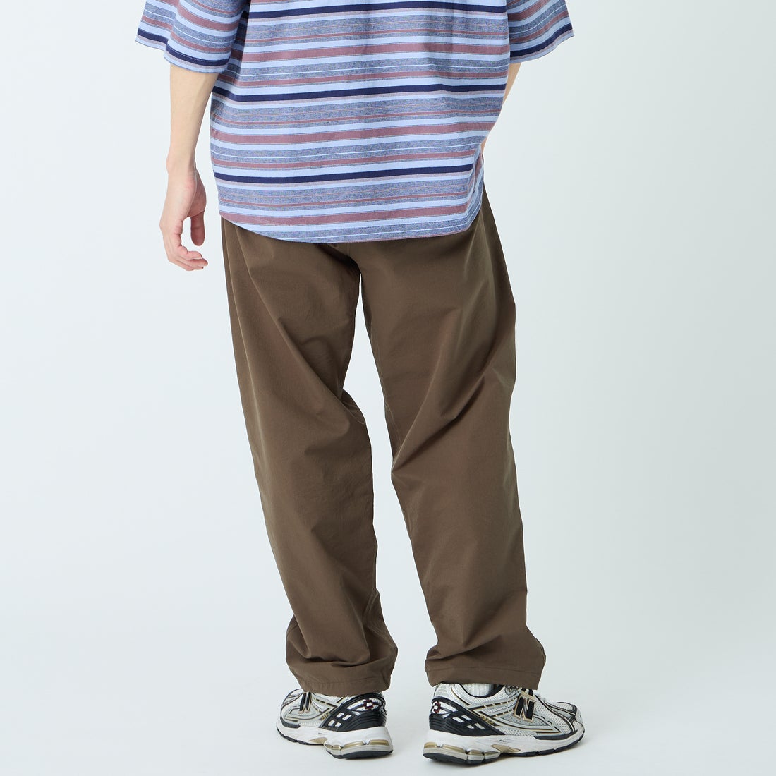 Marmot [マーモット] 別注 Dot Air ワンポイント刺繍ロゴ タックパンツ [MTSS26MPT334IN-JF] BROWN &&モデル身長：168cm 着用サイズ：L&&