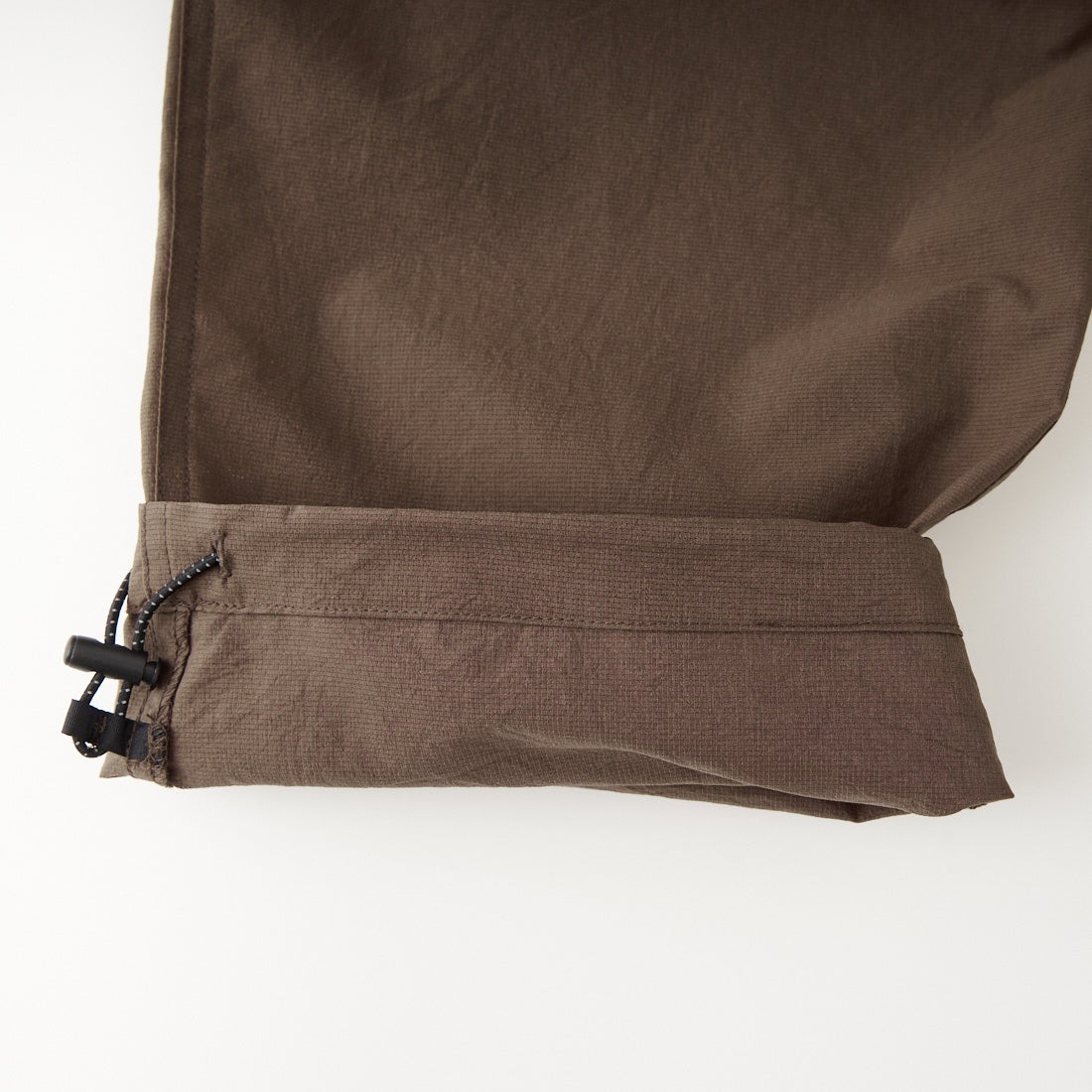 Marmot [マーモット] 別注 Dot Air ワンポイント刺繍ロゴ タックパンツ [MTSS26MPT334IN-JF] BROWN