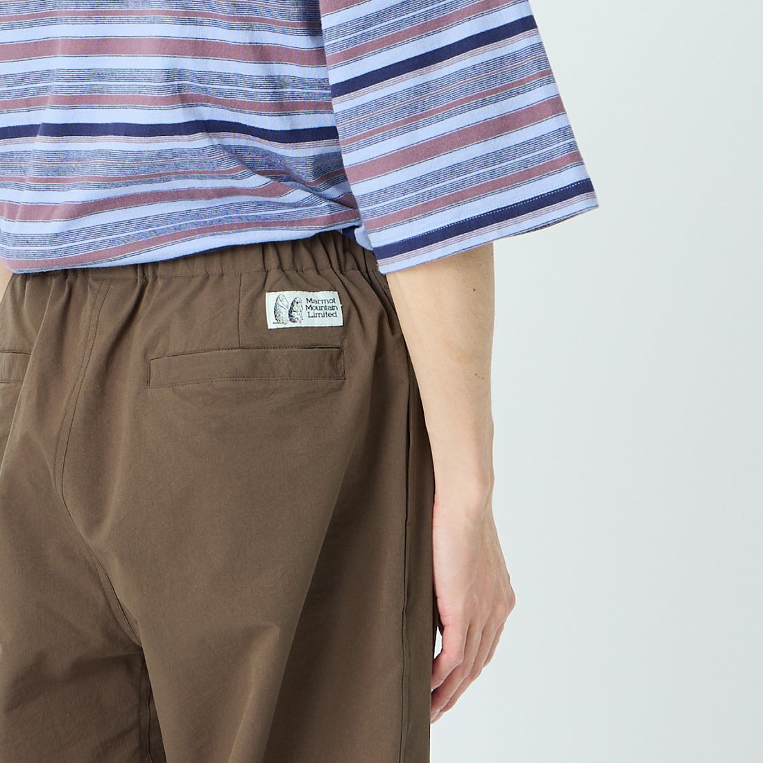 Marmot [マーモット] 別注 Dot Air ワンポイント刺繍ロゴ タックパンツ [MTSS26MPT334IN-JF] BROWN &&モデル身長：168cm 着用サイズ：L&&