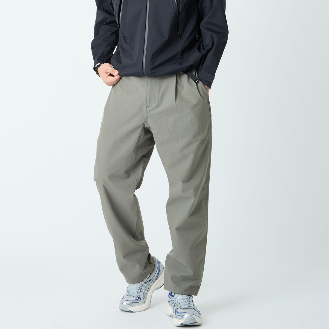 Marmot [マーモット] 別注 Dot Air ワンポイント刺繍ロゴ タックパンツ [MTSS26MPT334IN-JF] CHARCOAL &&モデル身長：179cm 着用サイズ：L&&