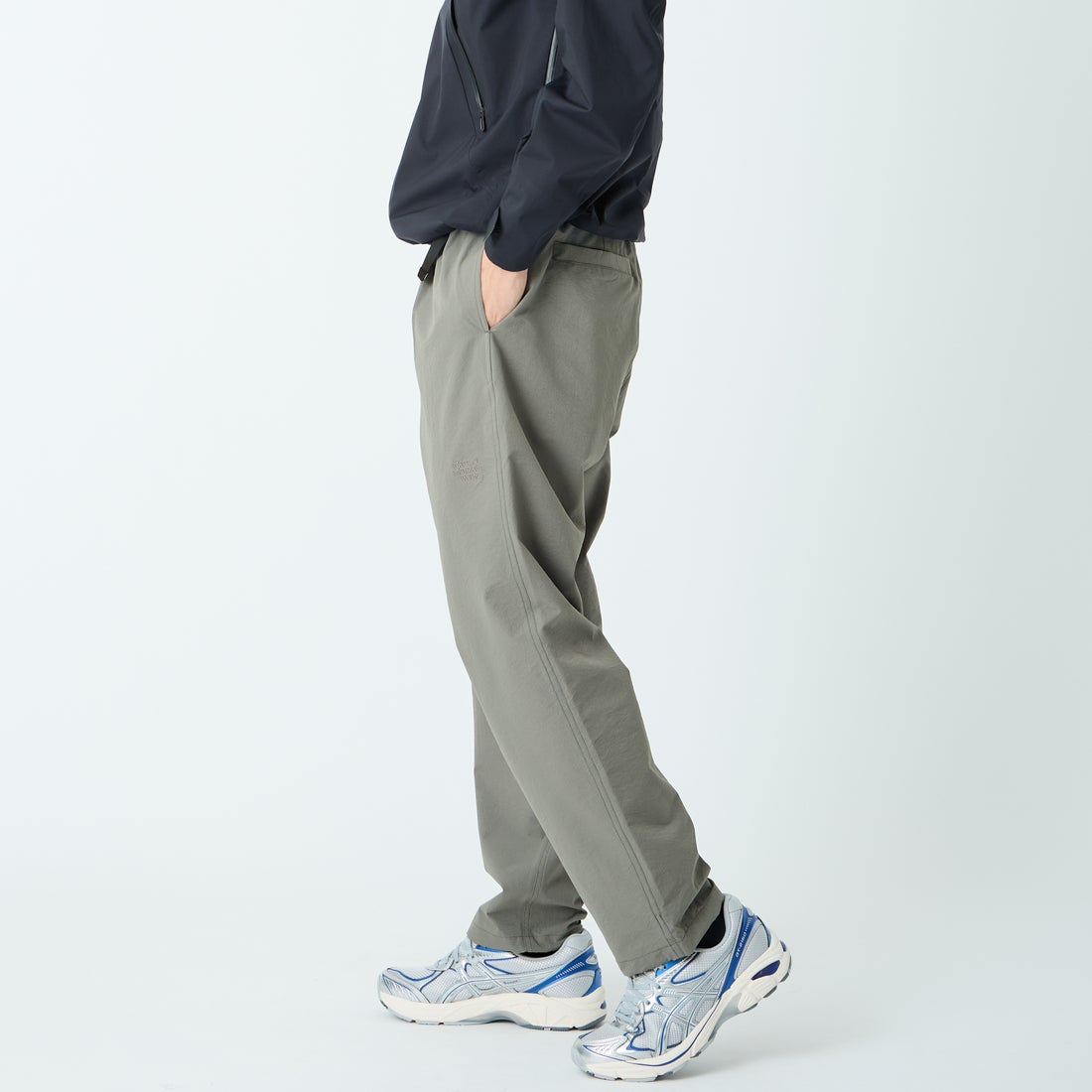Marmot [マーモット] 別注 Dot Air ワンポイント刺繍ロゴ タックパンツ [MTSS26MPT334IN-JF] CHARCOAL &&モデル身長：179cm 着用サイズ：L&&