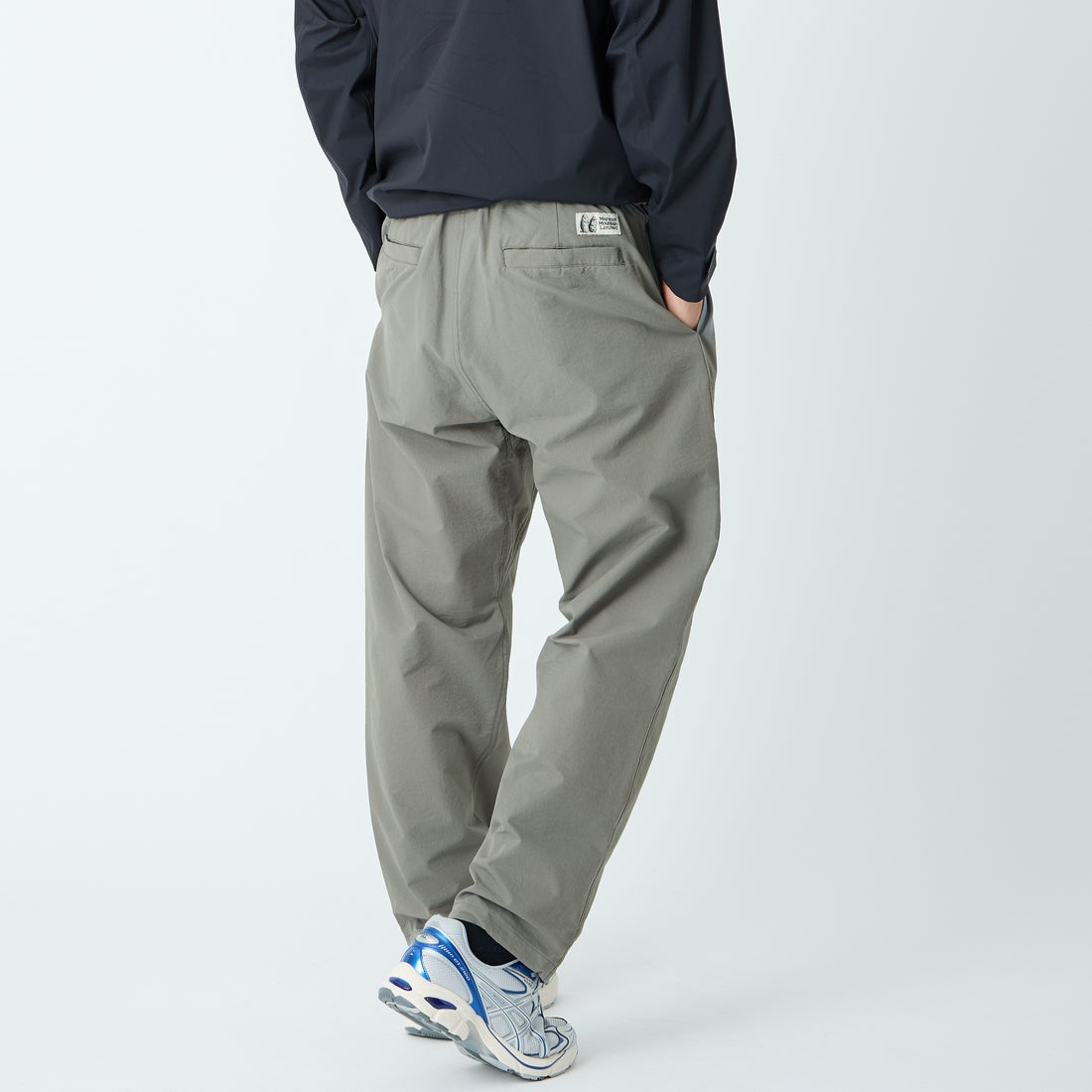 Marmot [マーモット] 別注 Dot Air ワンポイント刺繍ロゴ タックパンツ [MTSS26MPT334IN-JF] CHARCOAL &&モデル身長：179cm 着用サイズ：L&&