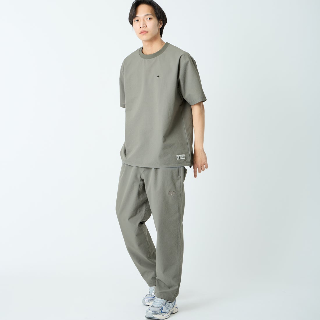 Marmot [マーモット] 別注 Dot Air ワンポイント刺繍ロゴ タックパンツ [MTSS26MPT334IN-JF] CHARCOAL &&モデル身長：179cm 着用サイズ：L&&