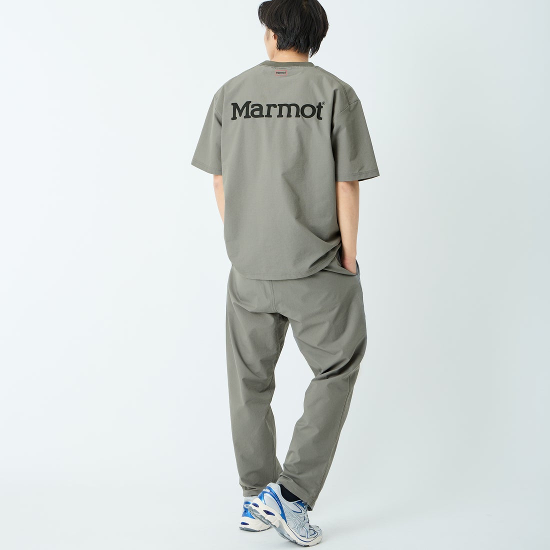 Marmot [マーモット] 別注 Dot Air ワンポイント刺繍ロゴ タックパンツ [MTSS26MPT334IN-JF] CHARCOAL &&モデル身長：179cm 着用サイズ：L&&