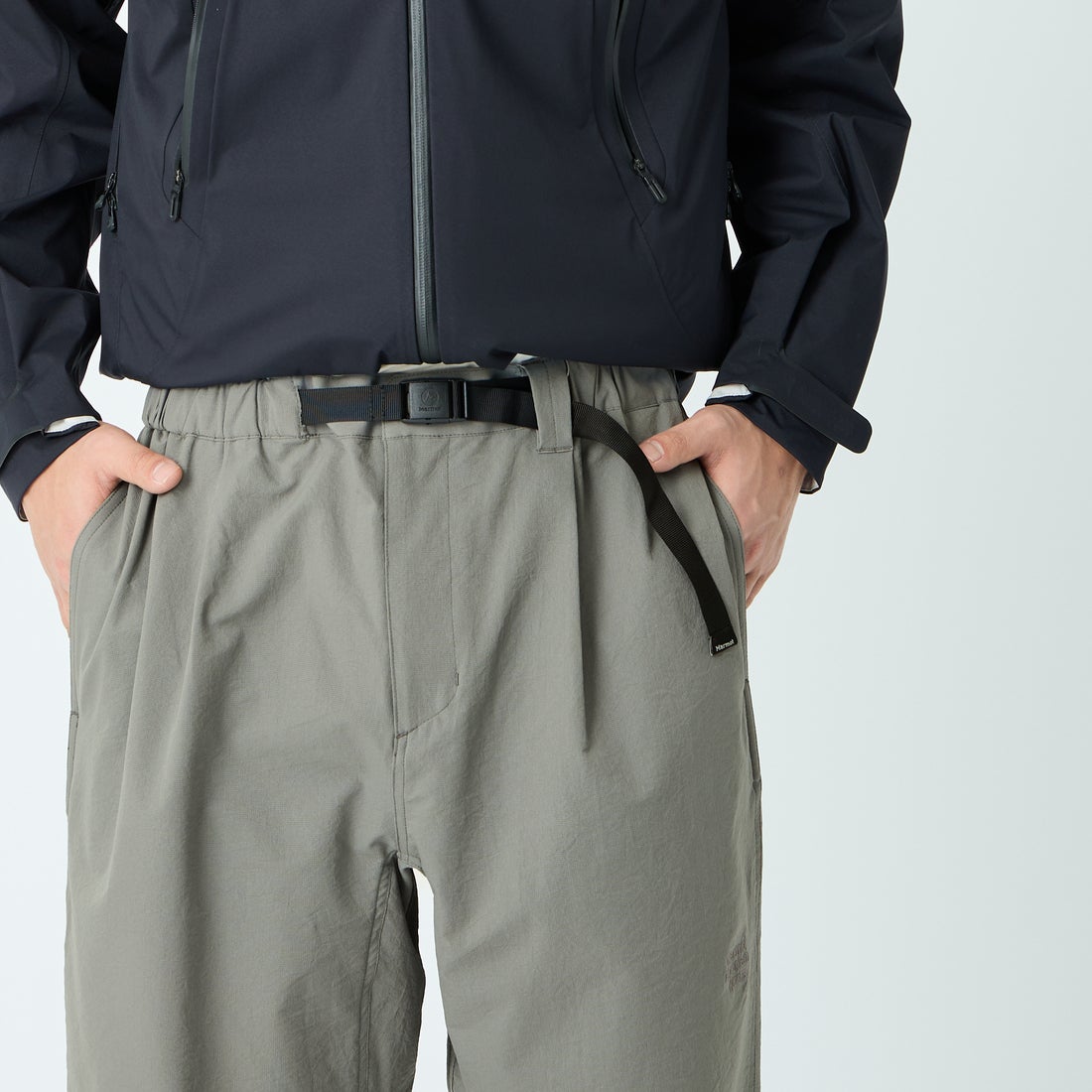 Marmot [マーモット] 別注 Dot Air ワンポイント刺繍ロゴ タックパンツ [MTSS26MPT334IN-JF] CHARCOAL &&モデル身長：179cm 着用サイズ：L&&