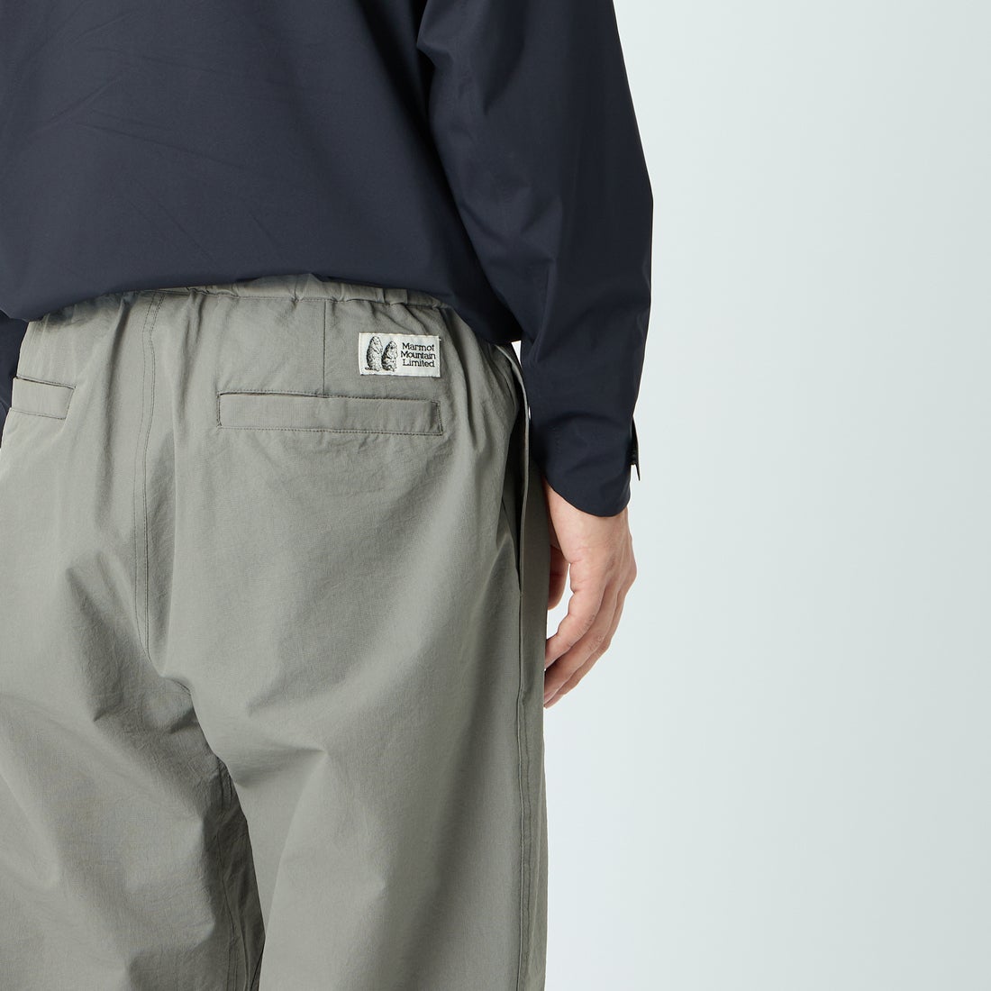Marmot [マーモット] 別注 Dot Air ワンポイント刺繍ロゴ タックパンツ [MTSS26MPT334IN-JF] CHARCOAL &&モデル身長：179cm 着用サイズ：L&&