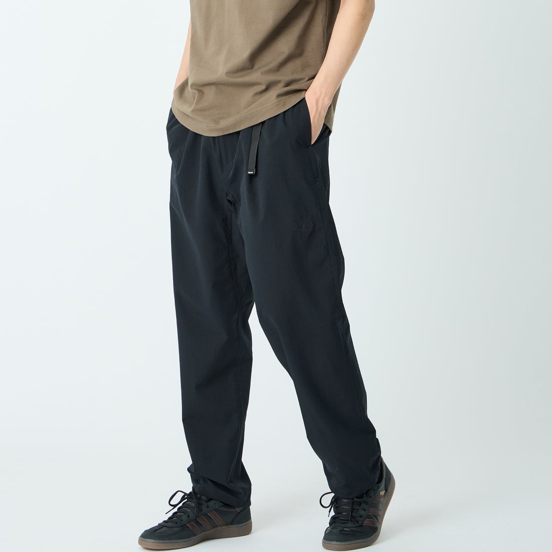 Marmot [マーモット] 別注 Dot Air ワンポイント刺繍ロゴ タックパンツ [MTSS26MPT334IN-JF] BLACK &&モデル身長：179cm 着用サイズ：L&&