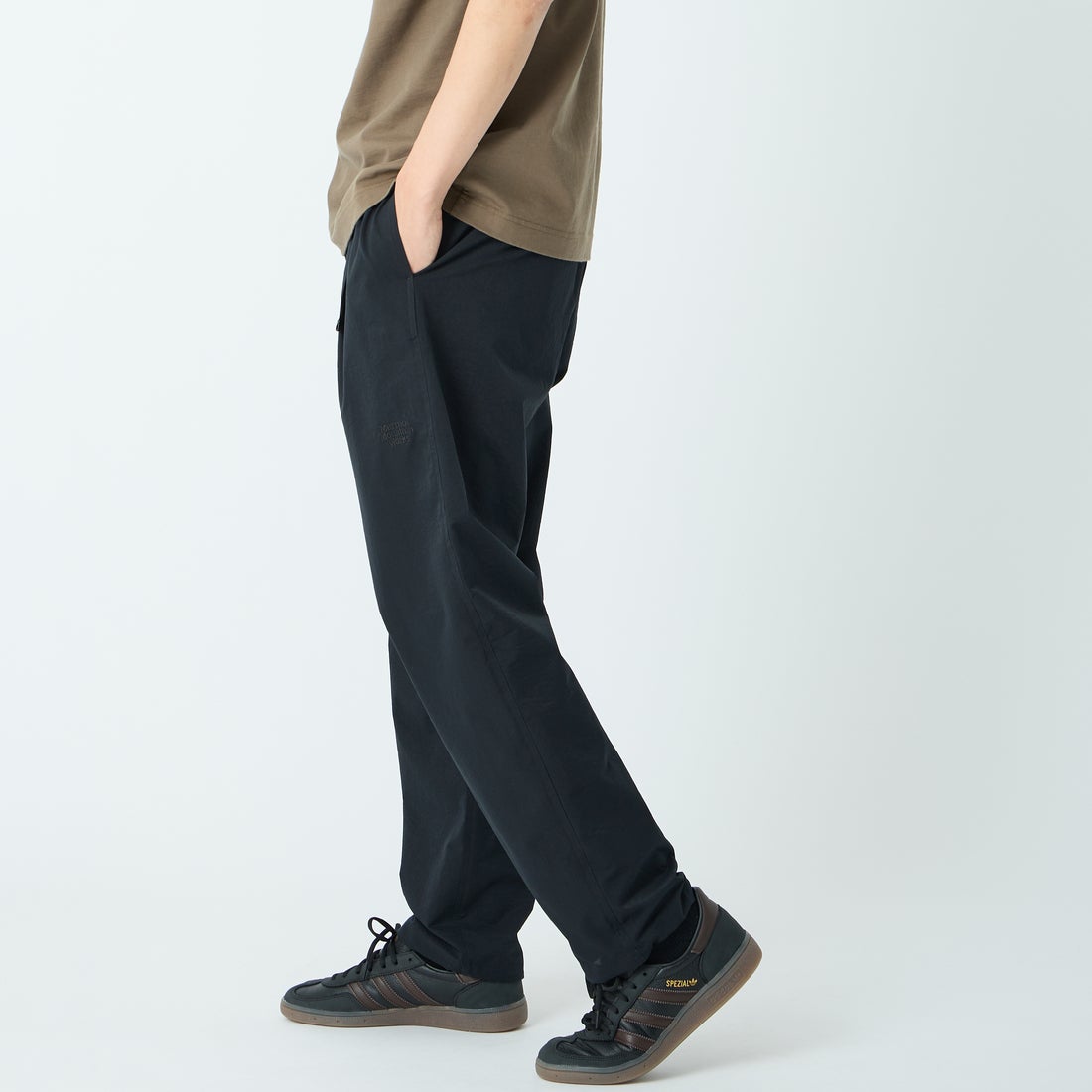 Marmot [マーモット] 別注 Dot Air ワンポイント刺繍ロゴ タックパンツ [MTSS26MPT334IN-JF] BLACK &&モデル身長：179cm 着用サイズ：L&&