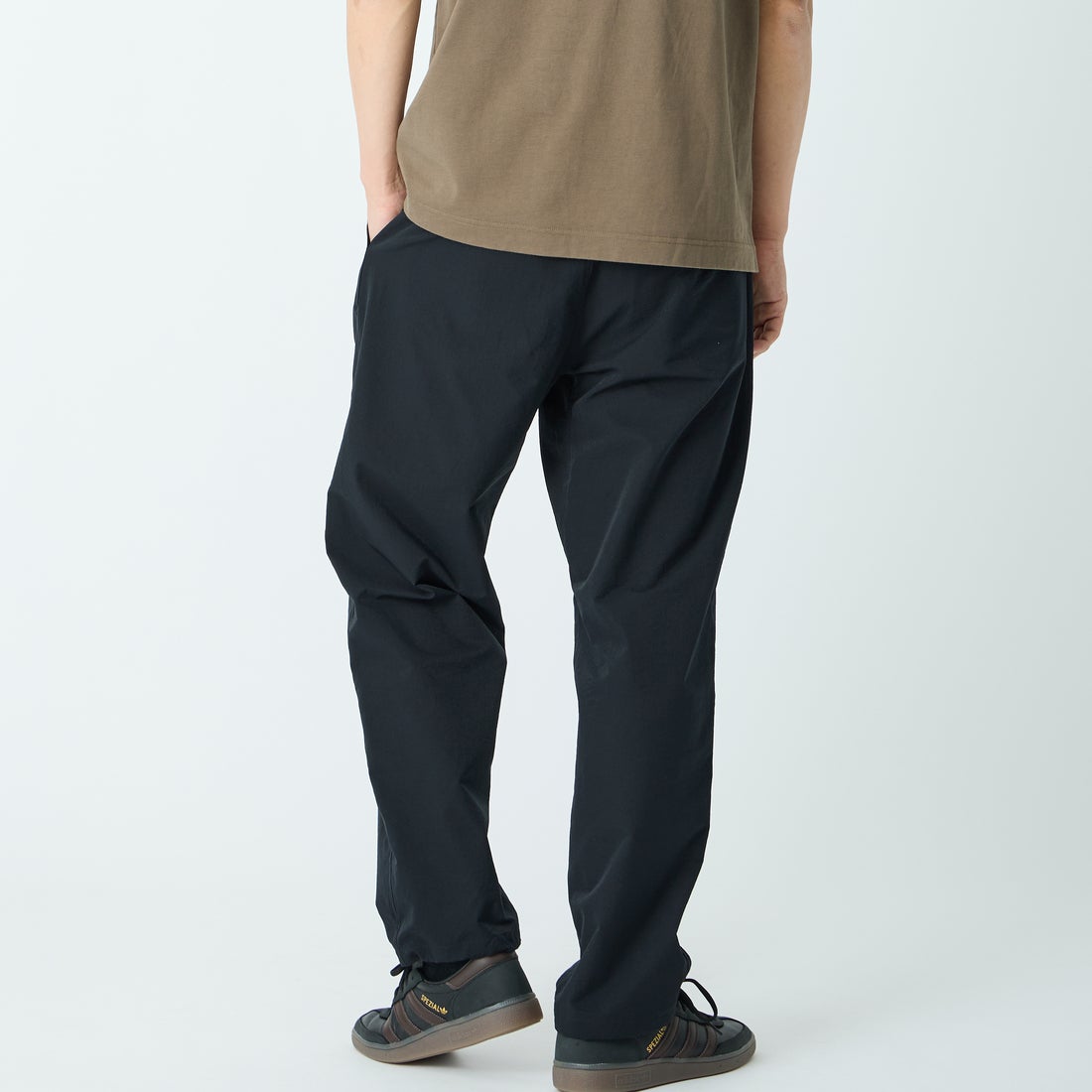 Marmot [マーモット] 別注 Dot Air ワンポイント刺繍ロゴ タックパンツ [MTSS26MPT334IN-JF] BLACK &&モデル身長：179cm 着用サイズ：L&&