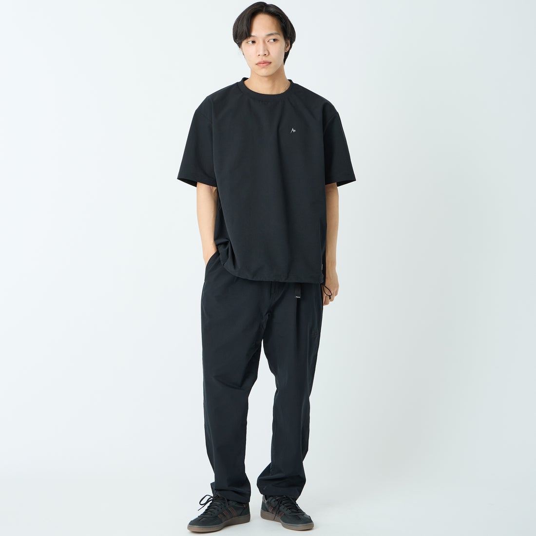 Marmot [マーモット] 別注 Dot Air ワンポイント刺繍ロゴ タックパンツ [MTSS26MPT334IN-JF] BLACK &&モデル身長：179cm 着用サイズ：L&&