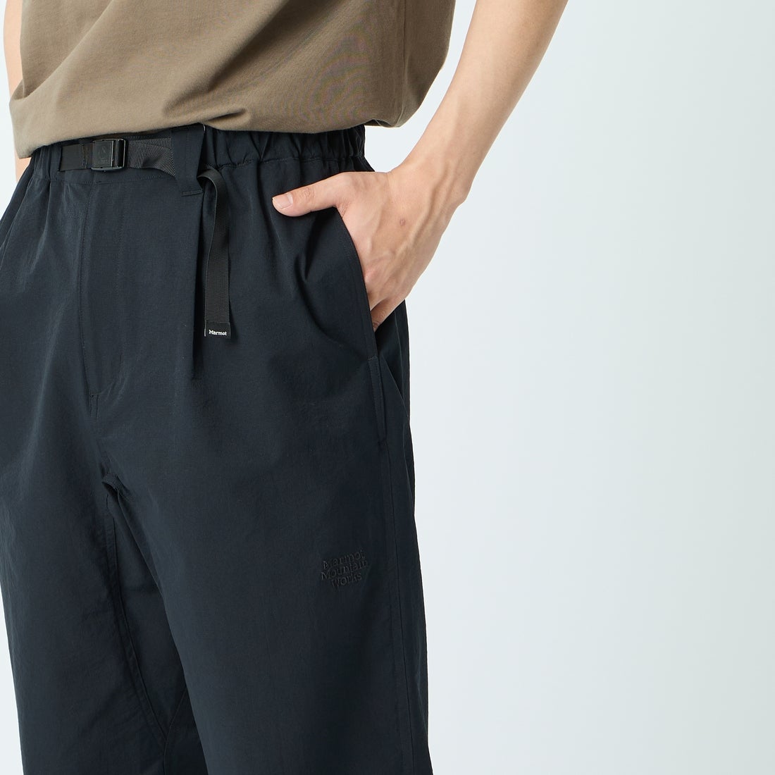 Marmot [マーモット] 別注 Dot Air ワンポイント刺繍ロゴ タックパンツ [MTSS26MPT334IN-JF] BLACK &&モデル身長：179cm 着用サイズ：L&&