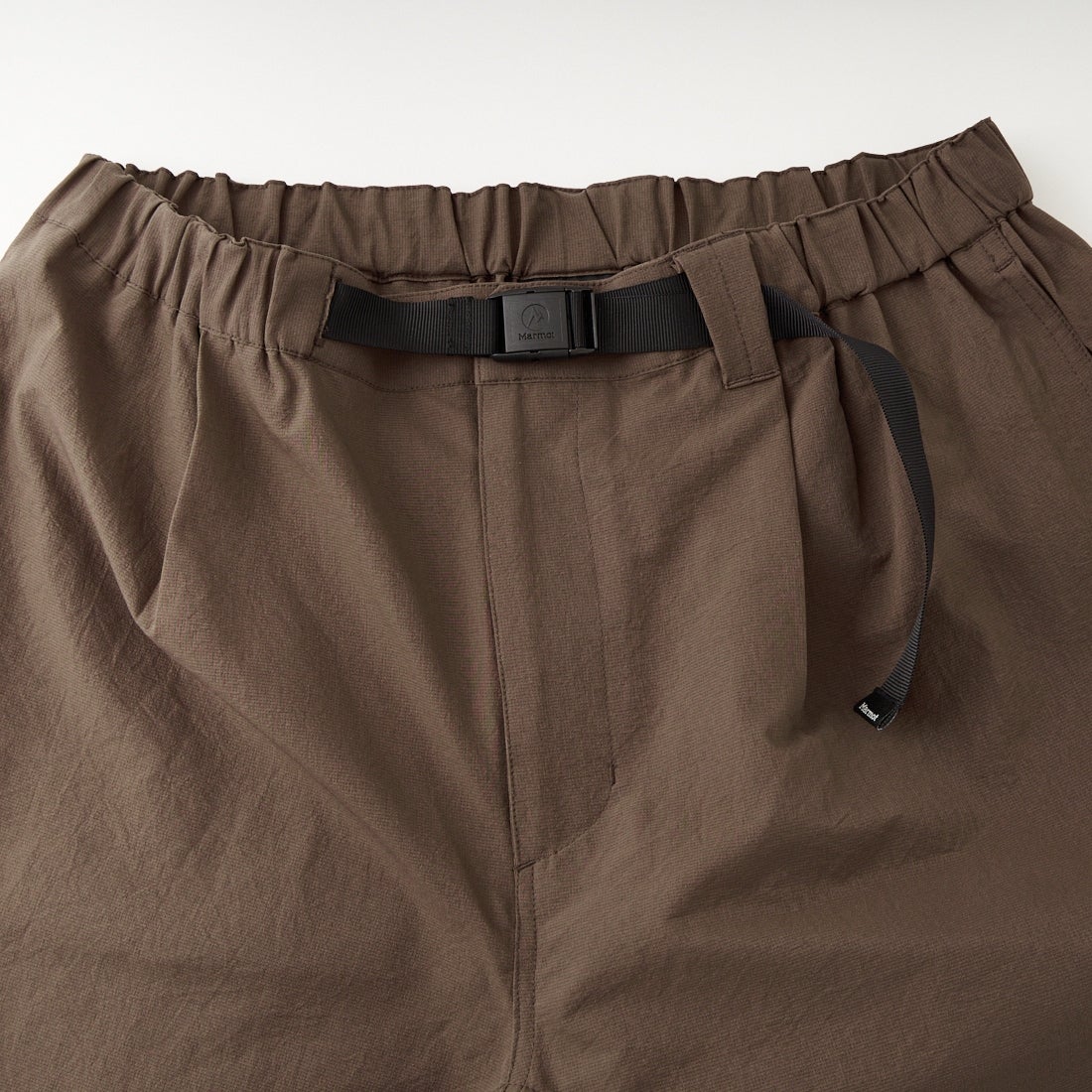 Marmot [マーモット] 別注 Dot Air ワンポイント刺繍ロゴ タックパンツ [MTSS26MPT334IN-JF] BROWN