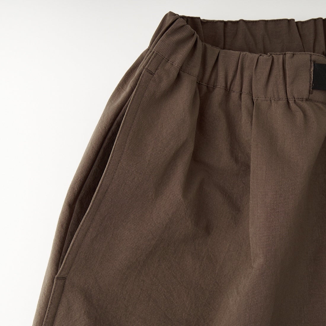 Marmot [マーモット] 別注 Dot Air ワンポイント刺繍ロゴ タックパンツ [MTSS26MPT334IN-JF] BROWN