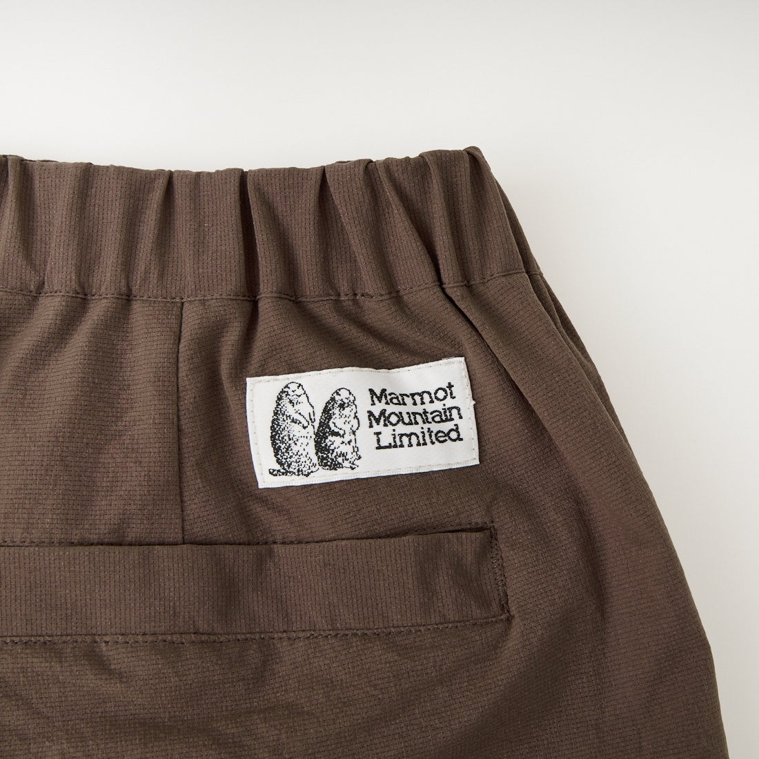 Marmot [マーモット] 別注 Dot Air ワンポイント刺繍ロゴ タックパンツ [MTSS26MPT334IN-JF] BROWN