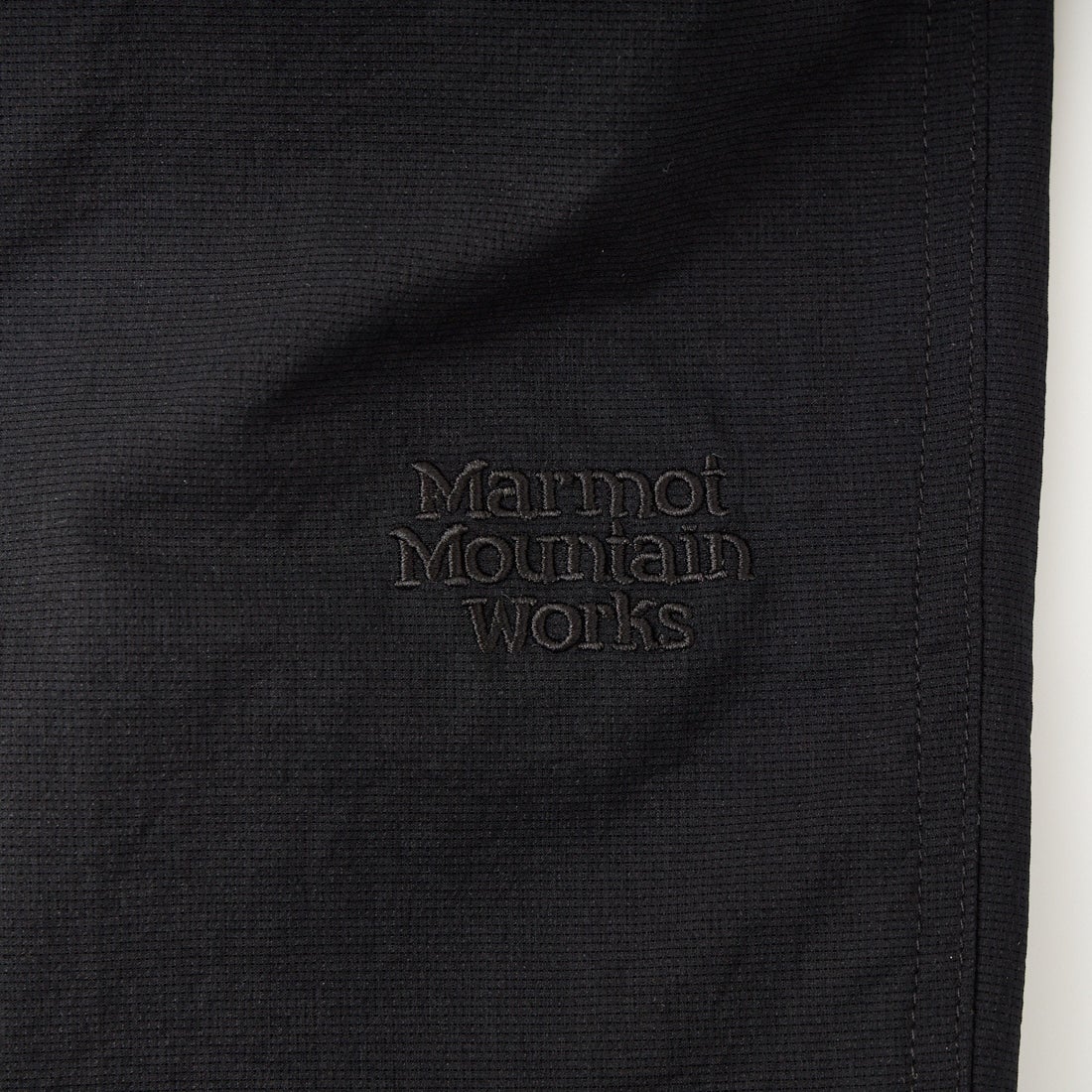 Marmot [マーモット] 別注 Dot Air ワンポイント刺繍ロゴ タックパンツ [MTSS26MPT334IN-JF] BLACK