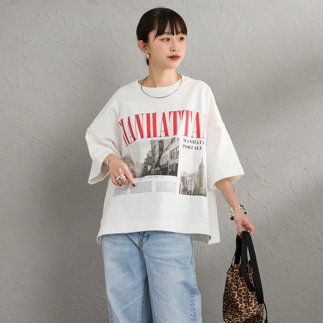 MANHATTAN PORTAGE [マンハッタンポーテージ] 別注 ショート丈 フォトプリントTシャツ [26SSMP-INL019-JF] WHITE &&モデル身長：150cm 着用サイズ：F&&