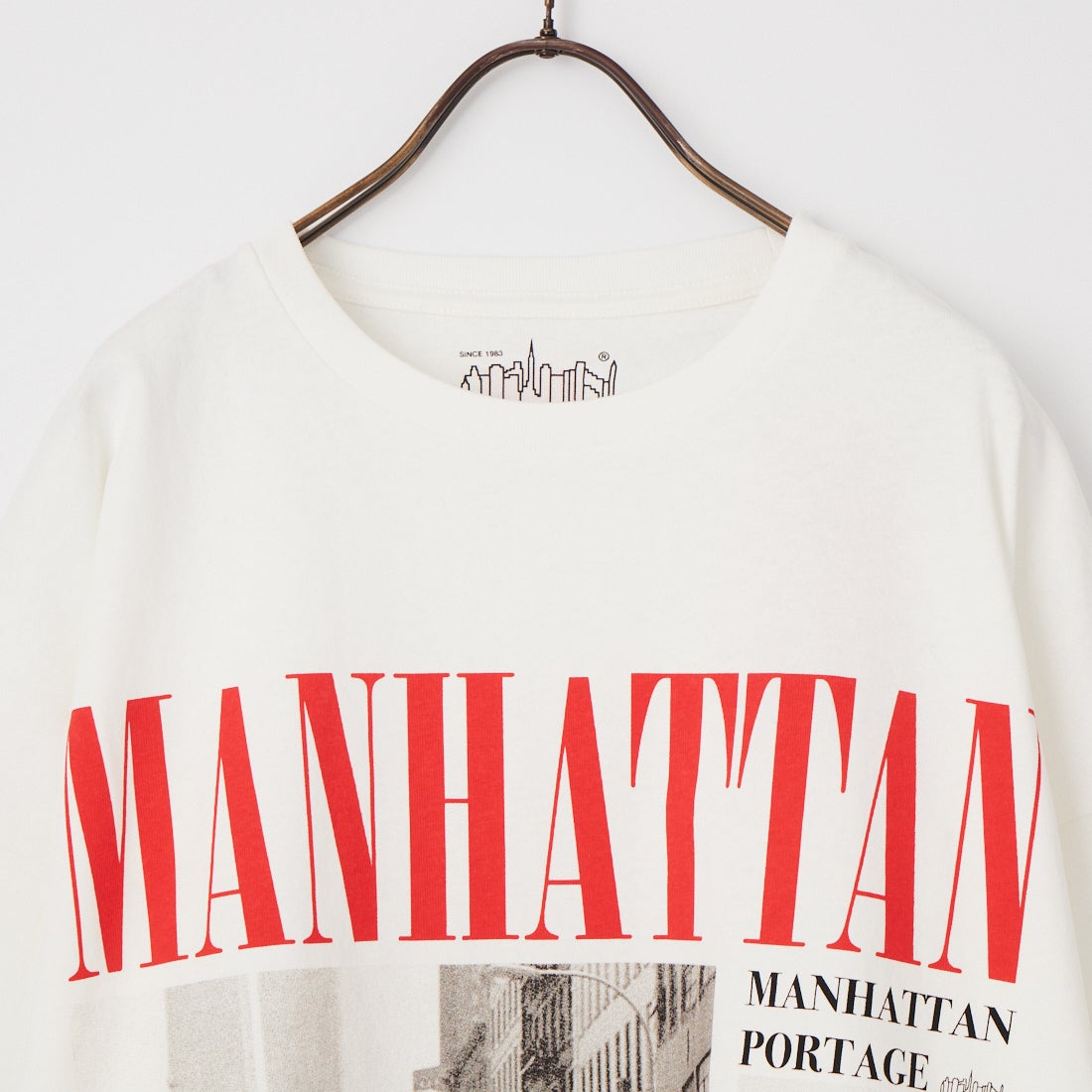 MANHATTAN PORTAGE [マンハッタンポーテージ] 別注 ショート丈 フォトプリントTシャツ [26SSMP-INL019-JF] WHITE