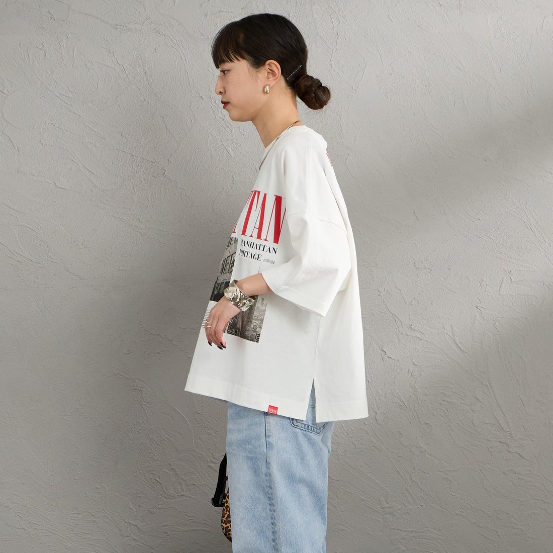 MANHATTAN PORTAGE [マンハッタンポーテージ] 別注 ショート丈 フォトプリントTシャツ [26SSMP-INL019-JF] WHITE &&モデル身長：150cm 着用サイズ：F&&