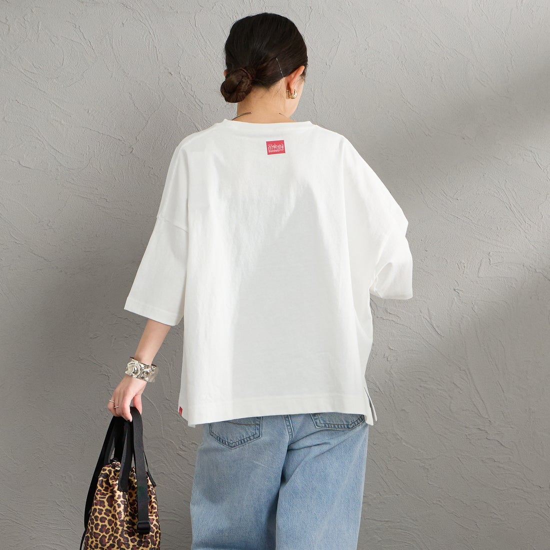 MANHATTAN PORTAGE [マンハッタンポーテージ] 別注 ショート丈 フォトプリントTシャツ [26SSMP-INL019-JF] WHITE &&モデル身長：150cm 着用サイズ：F&&