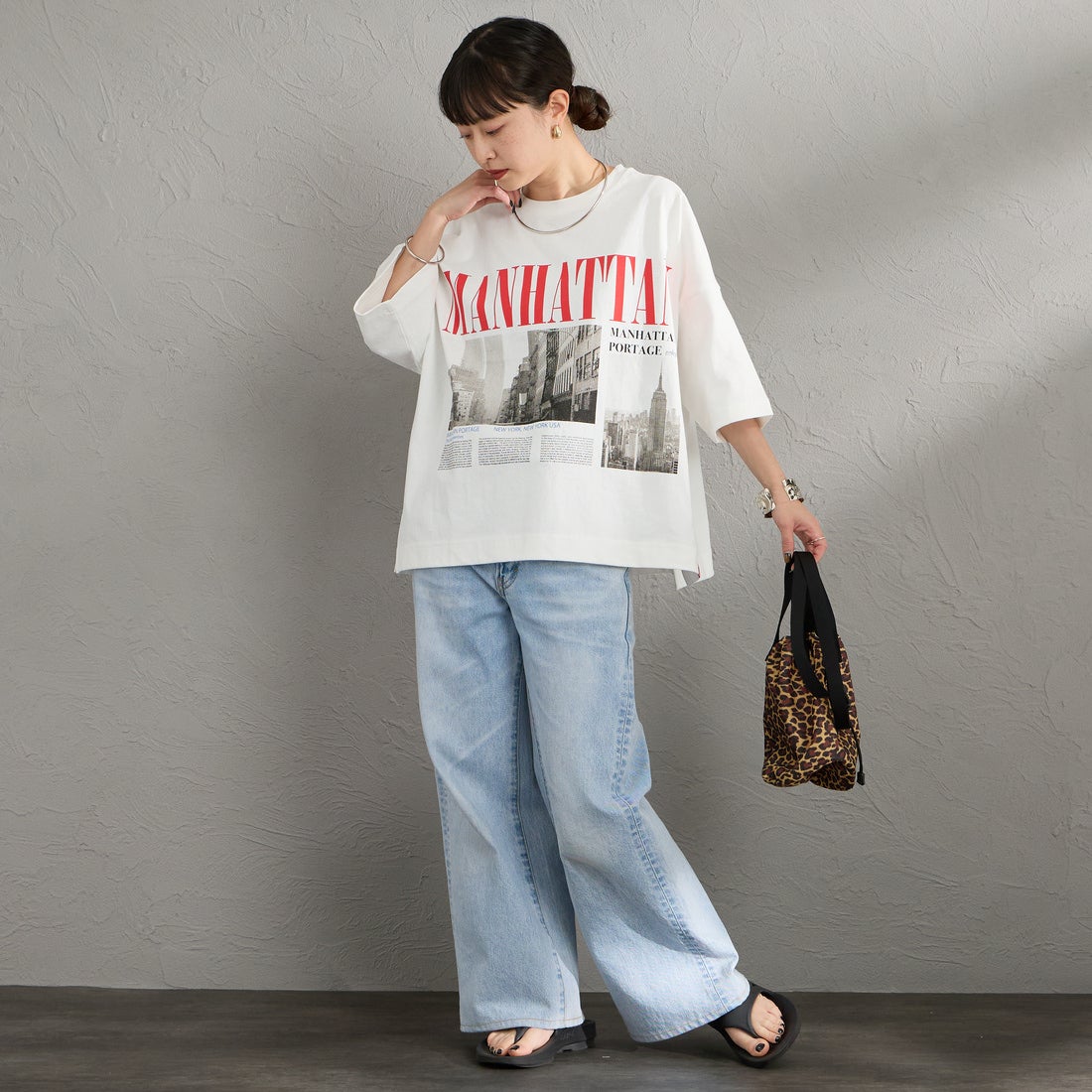 MANHATTAN PORTAGE [マンハッタンポーテージ] 別注 ショート丈 フォトプリントTシャツ [26SSMP-INL019-JF] WHITE &&モデル身長：150cm 着用サイズ：F&&