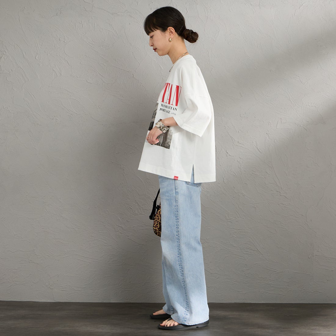 MANHATTAN PORTAGE [マンハッタンポーテージ] 別注 ショート丈 フォトプリントTシャツ [26SSMP-INL019-JF] WHITE &&モデル身長：150cm 着用サイズ：F&&