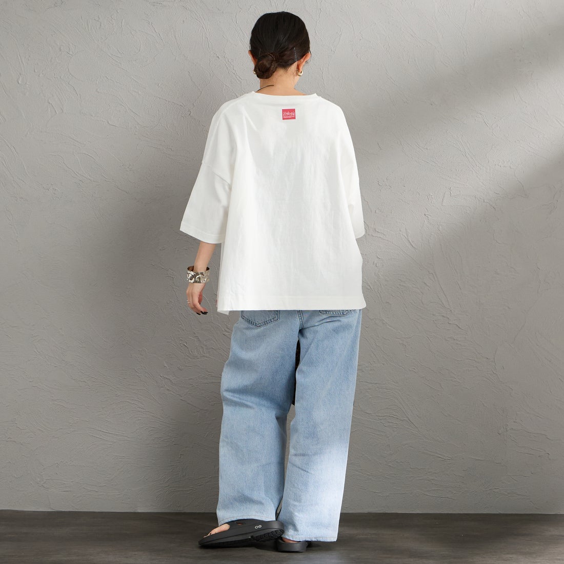 MANHATTAN PORTAGE [マンハッタンポーテージ] 別注 ショート丈 フォトプリントTシャツ [26SSMP-INL019-JF] WHITE &&モデル身長：150cm 着用サイズ：F&&