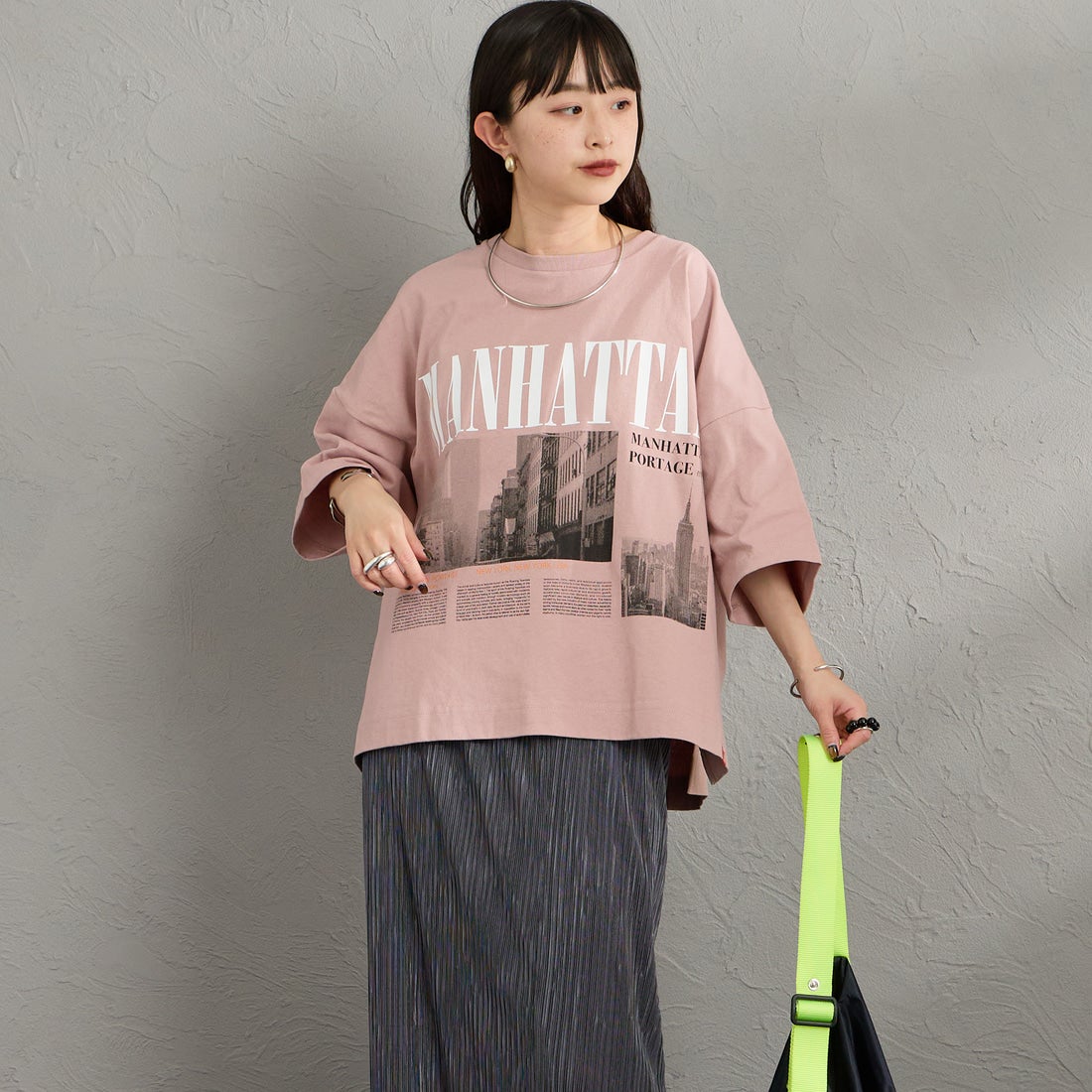 MANHATTAN PORTAGE [マンハッタンポーテージ] 別注 ショート丈 フォトプリントTシャツ [26SSMP-INL019-JF] PINK &&モデル身長：150cm 着用サイズ：F&&