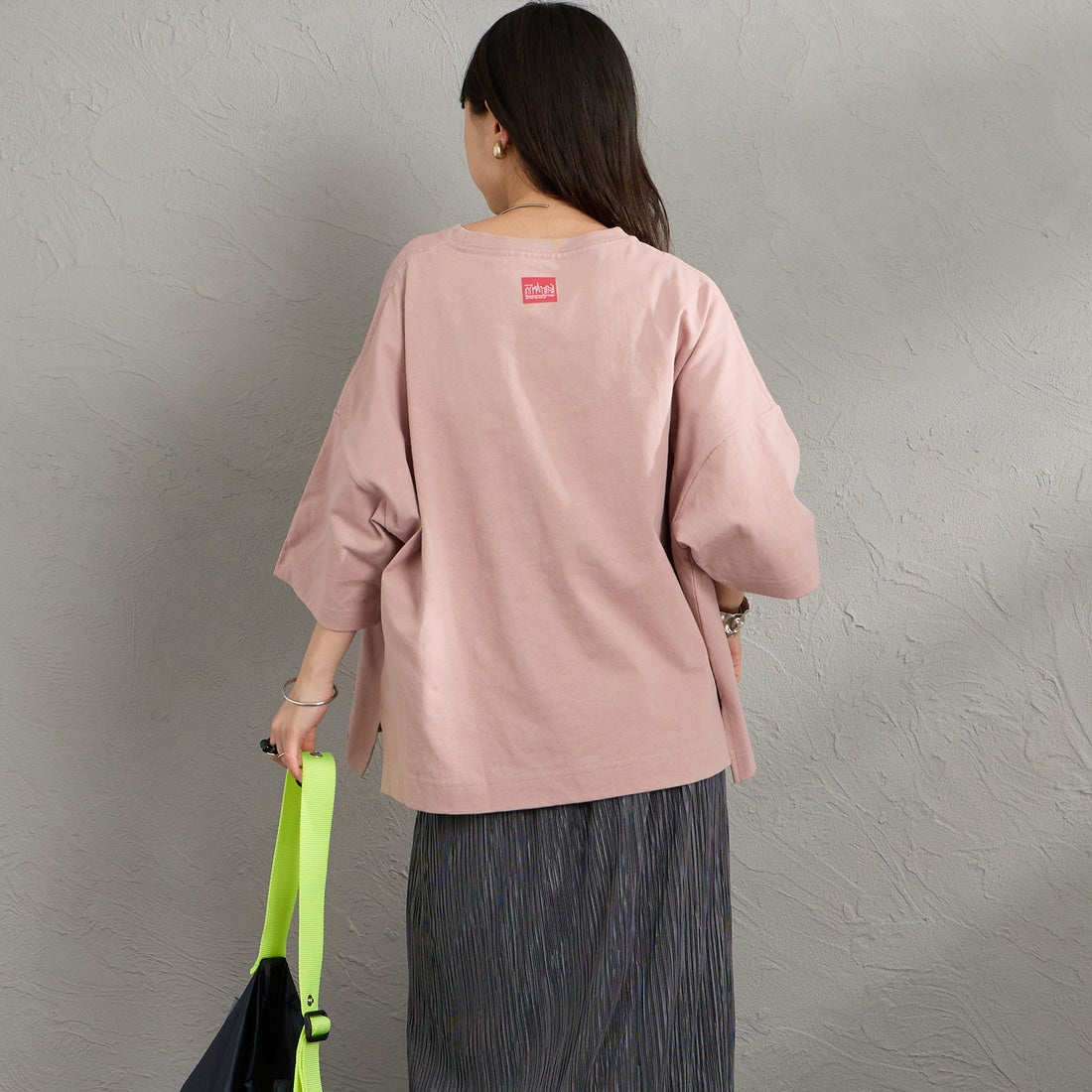 MANHATTAN PORTAGE [マンハッタンポーテージ] 別注 ショート丈 フォトプリントTシャツ [26SSMP-INL019-JF] PINK &&モデル身長：150cm 着用サイズ：F&&