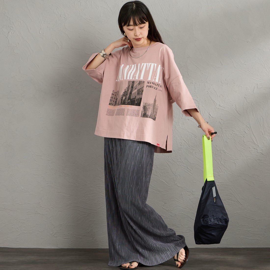 MANHATTAN PORTAGE [マンハッタンポーテージ] 別注 ショート丈 フォトプリントTシャツ [26SSMP-INL019-JF] PINK &&モデル身長：150cm 着用サイズ：F&&