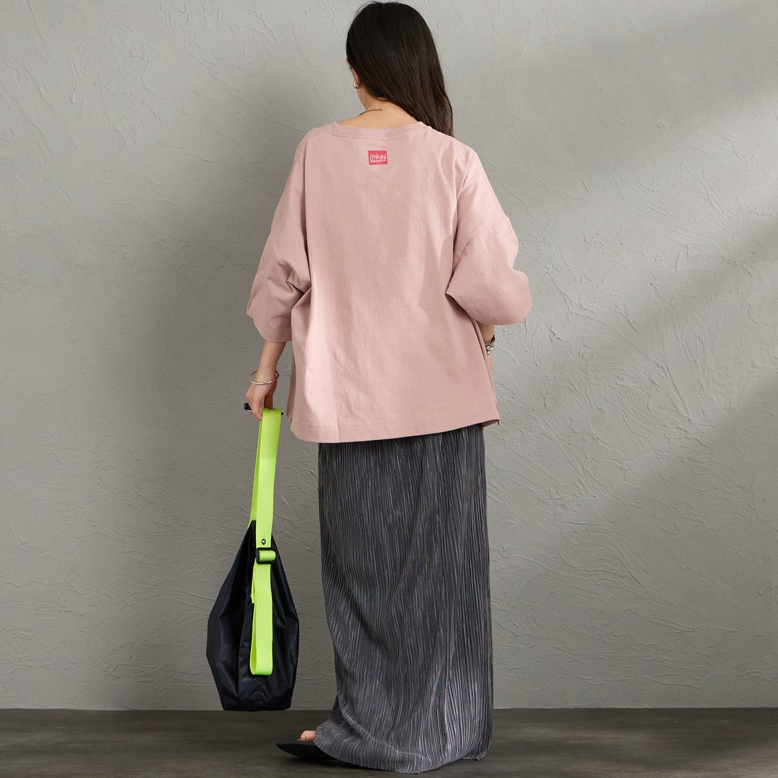 MANHATTAN PORTAGE [マンハッタンポーテージ] 別注 ショート丈 フォトプリントTシャツ [26SSMP-INL019-JF] PINK &&モデル身長：150cm 着用サイズ：F&&