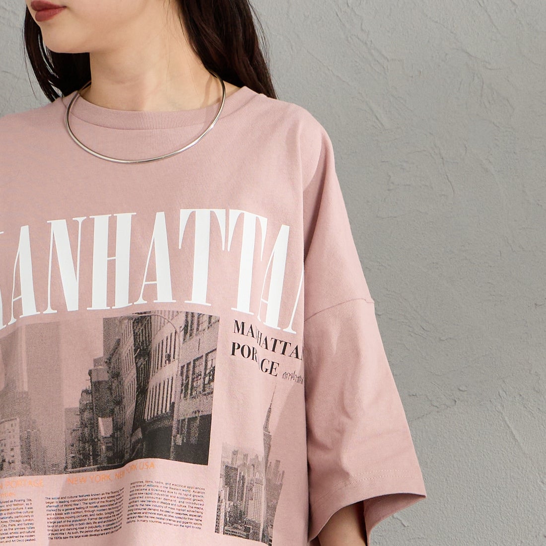 MANHATTAN PORTAGE [マンハッタンポーテージ] 別注 ショート丈 フォトプリントTシャツ [26SSMP-INL019-JF] PINK &&モデル身長：150cm 着用サイズ：F&&