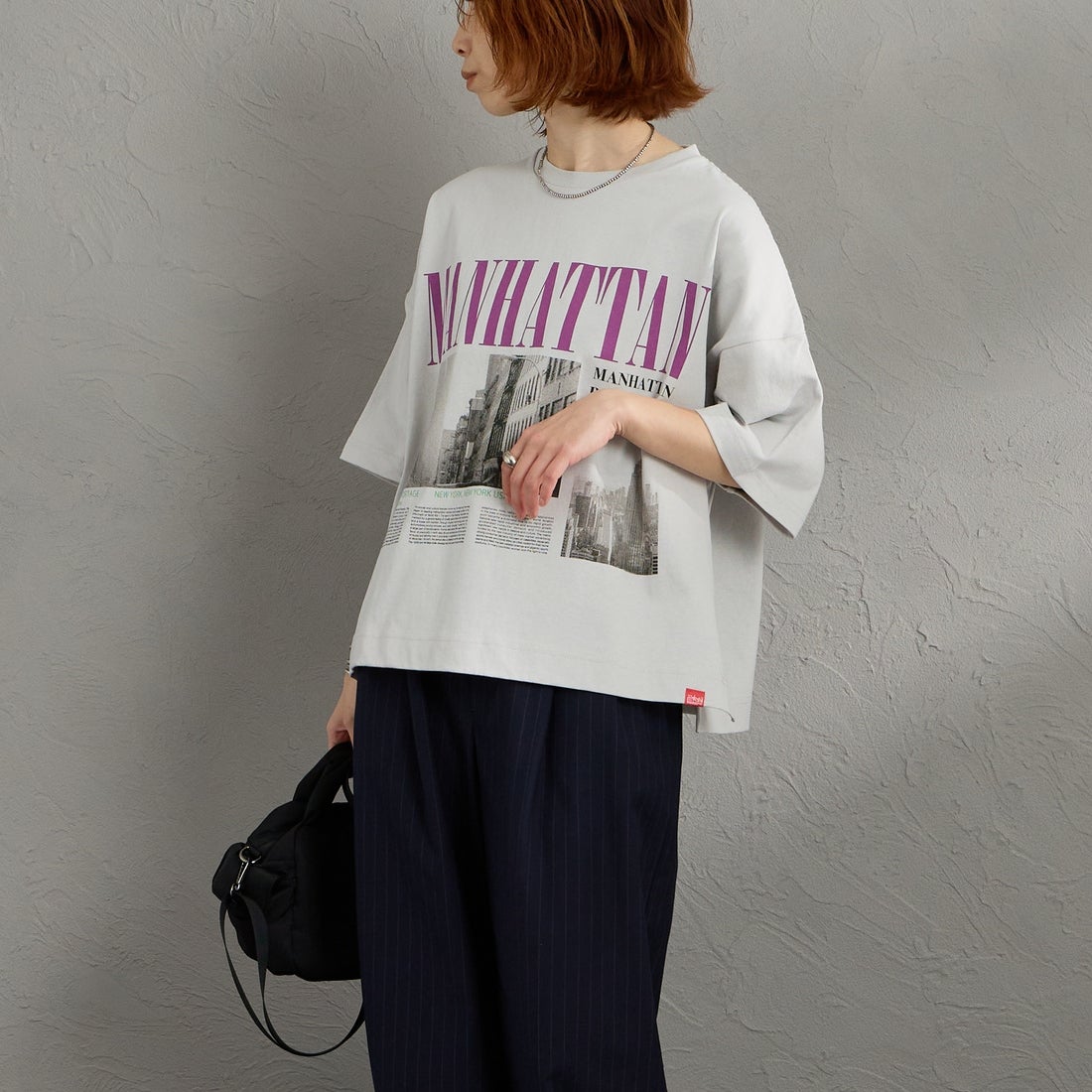 MANHATTAN PORTAGE [マンハッタンポーテージ] 別注 ショート丈 フォトプリントTシャツ [26SSMP-INL019-JF] GRAY &&モデル身長：158cm 着用サイズ：F&&