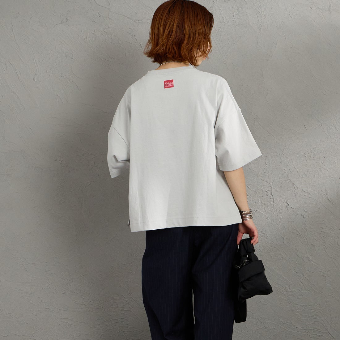 MANHATTAN PORTAGE [マンハッタンポーテージ] 別注 ショート丈 フォトプリントTシャツ [26SSMP-INL019-JF] GRAY &&モデル身長：158cm 着用サイズ：F&&