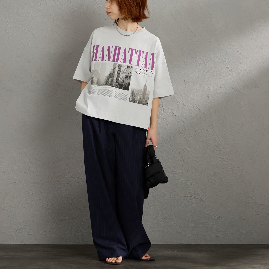 MANHATTAN PORTAGE [マンハッタンポーテージ] 別注 ショート丈 フォトプリントTシャツ [26SSMP-INL019-JF] GRAY &&モデル身長：158cm 着用サイズ：F&&