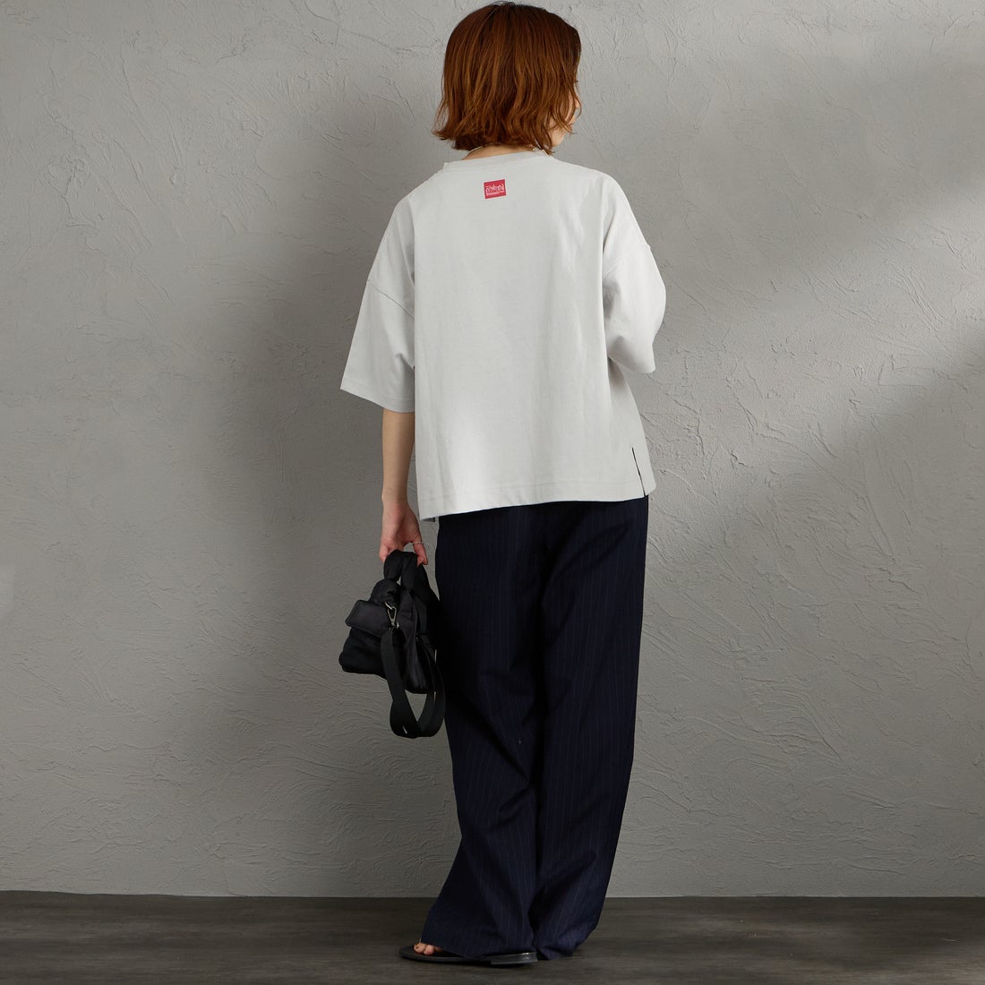 MANHATTAN PORTAGE [マンハッタンポーテージ] 別注 ショート丈 フォトプリントTシャツ [26SSMP-INL019-JF] GRAY &&モデル身長：158cm 着用サイズ：F&&