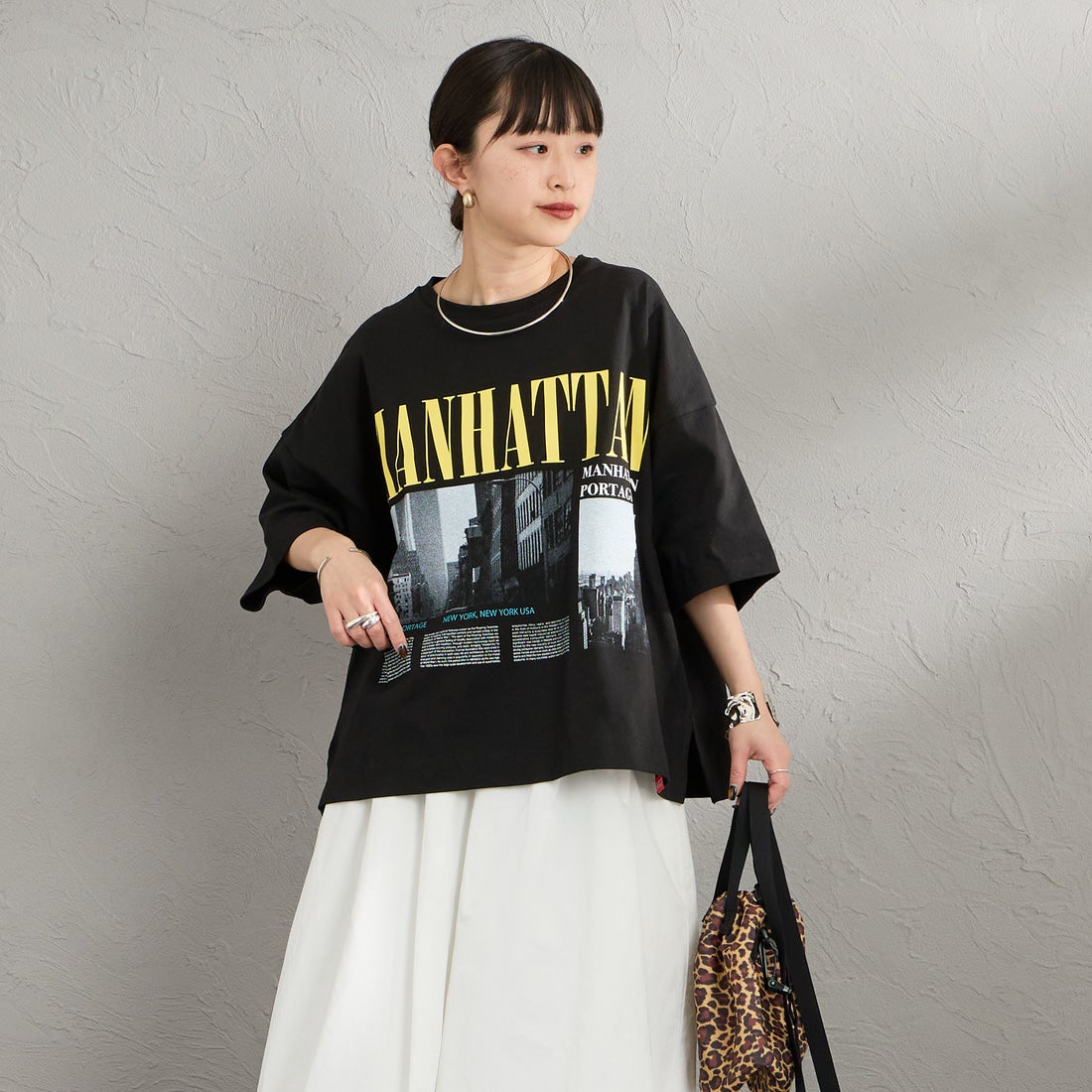 MANHATTAN PORTAGE [マンハッタンポーテージ] 別注 ショート丈 フォトプリントTシャツ [26SSMP-INL019-JF] BLACK &&モデル身長：150cm 着用サイズ：F&&