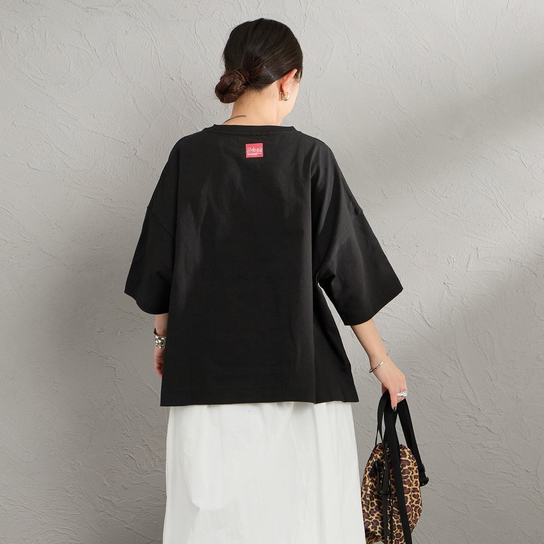 MANHATTAN PORTAGE [マンハッタンポーテージ] 別注 ショート丈 フォトプリントTシャツ [26SSMP-INL019-JF] BLACK &&モデル身長：150cm 着用サイズ：F&&
