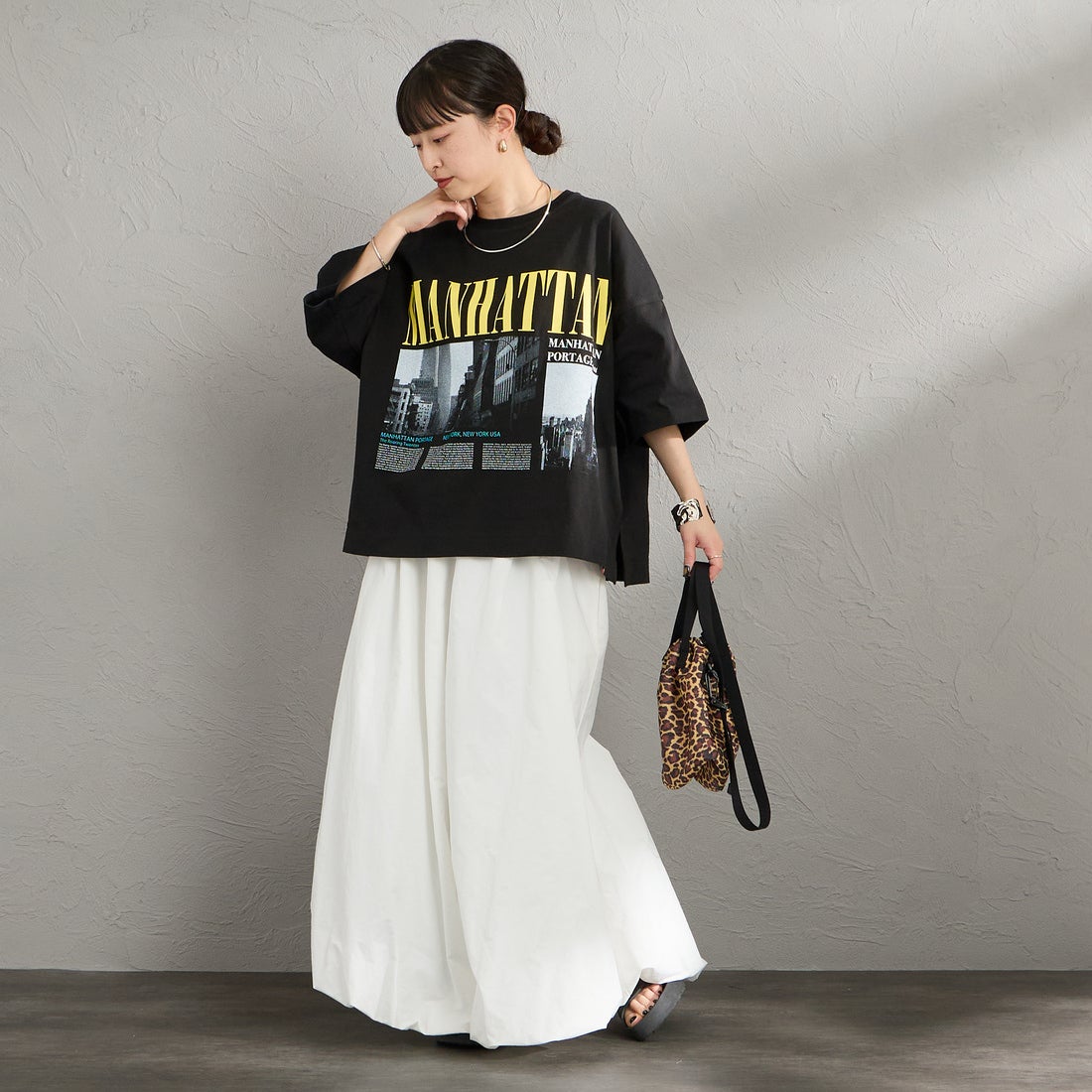 MANHATTAN PORTAGE [マンハッタンポーテージ] 別注 ショート丈 フォトプリントTシャツ [26SSMP-INL019-JF] BLACK &&モデル身長：150cm 着用サイズ：F&&