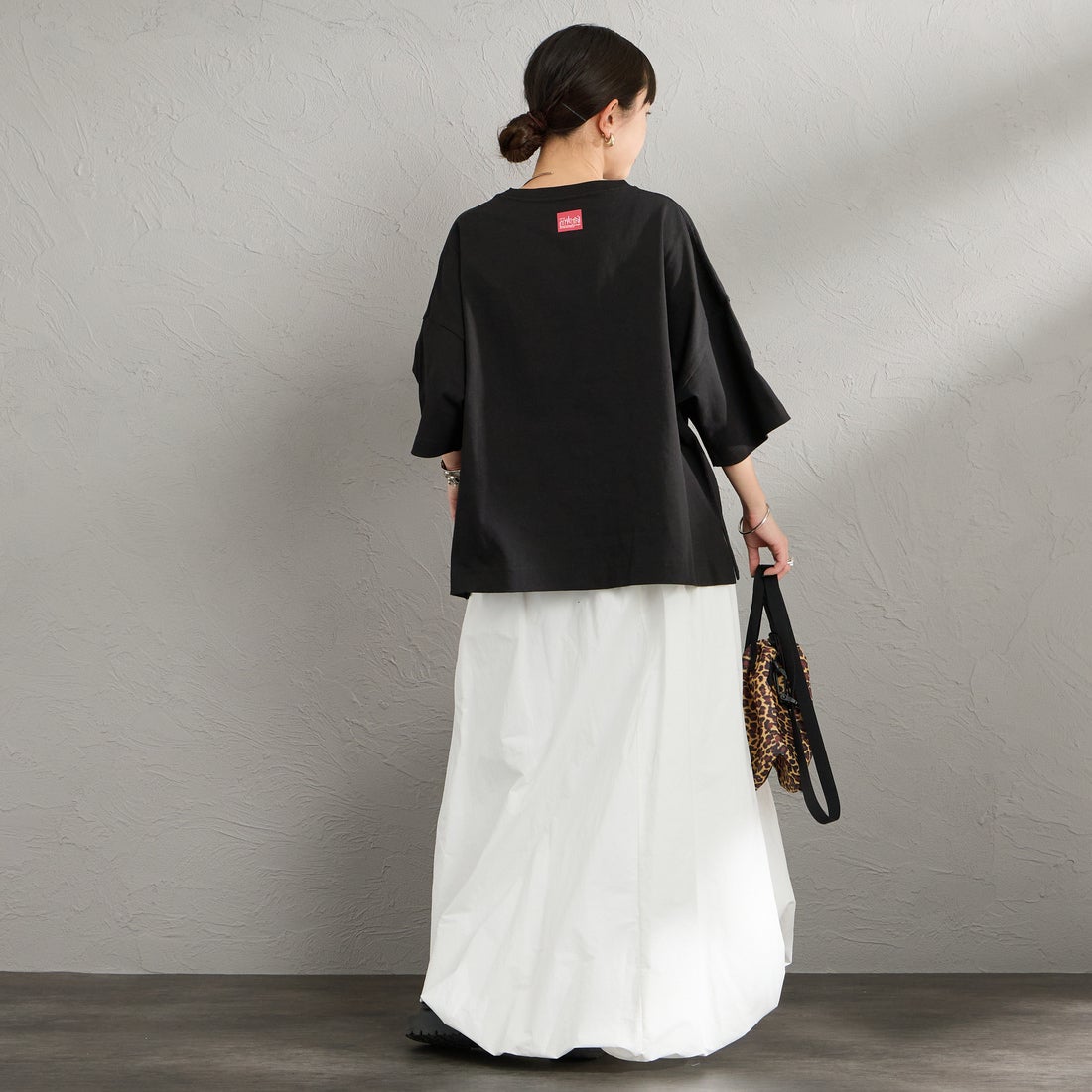 MANHATTAN PORTAGE [マンハッタンポーテージ] 別注 ショート丈 フォトプリントTシャツ [26SSMP-INL019-JF] BLACK &&モデル身長：150cm 着用サイズ：F&&