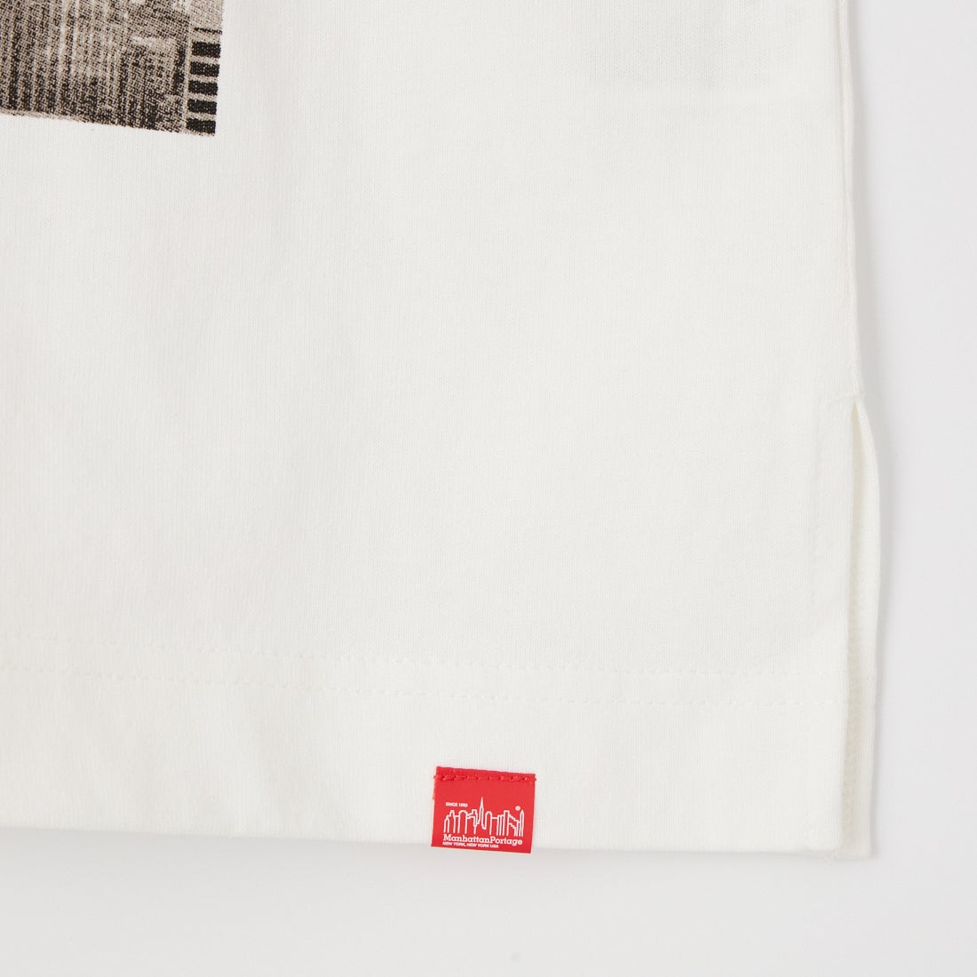 MANHATTAN PORTAGE [マンハッタンポーテージ] 別注 ショート丈 フォトプリントTシャツ [26SSMP-INL019-JF] WHITE