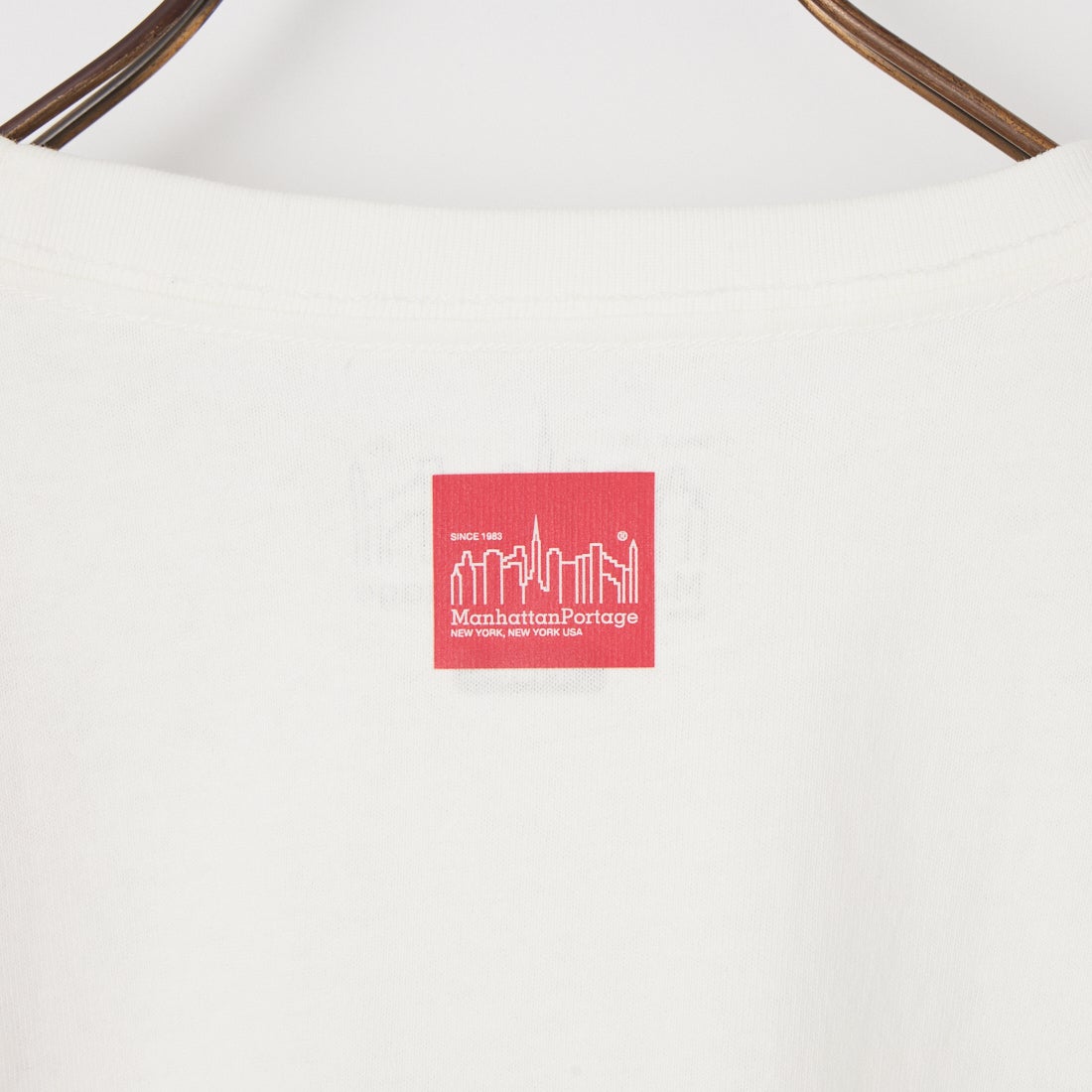 MANHATTAN PORTAGE [マンハッタンポーテージ] 別注 ショート丈 フォトプリントTシャツ [26SSMP-INL019-JF] WHITE