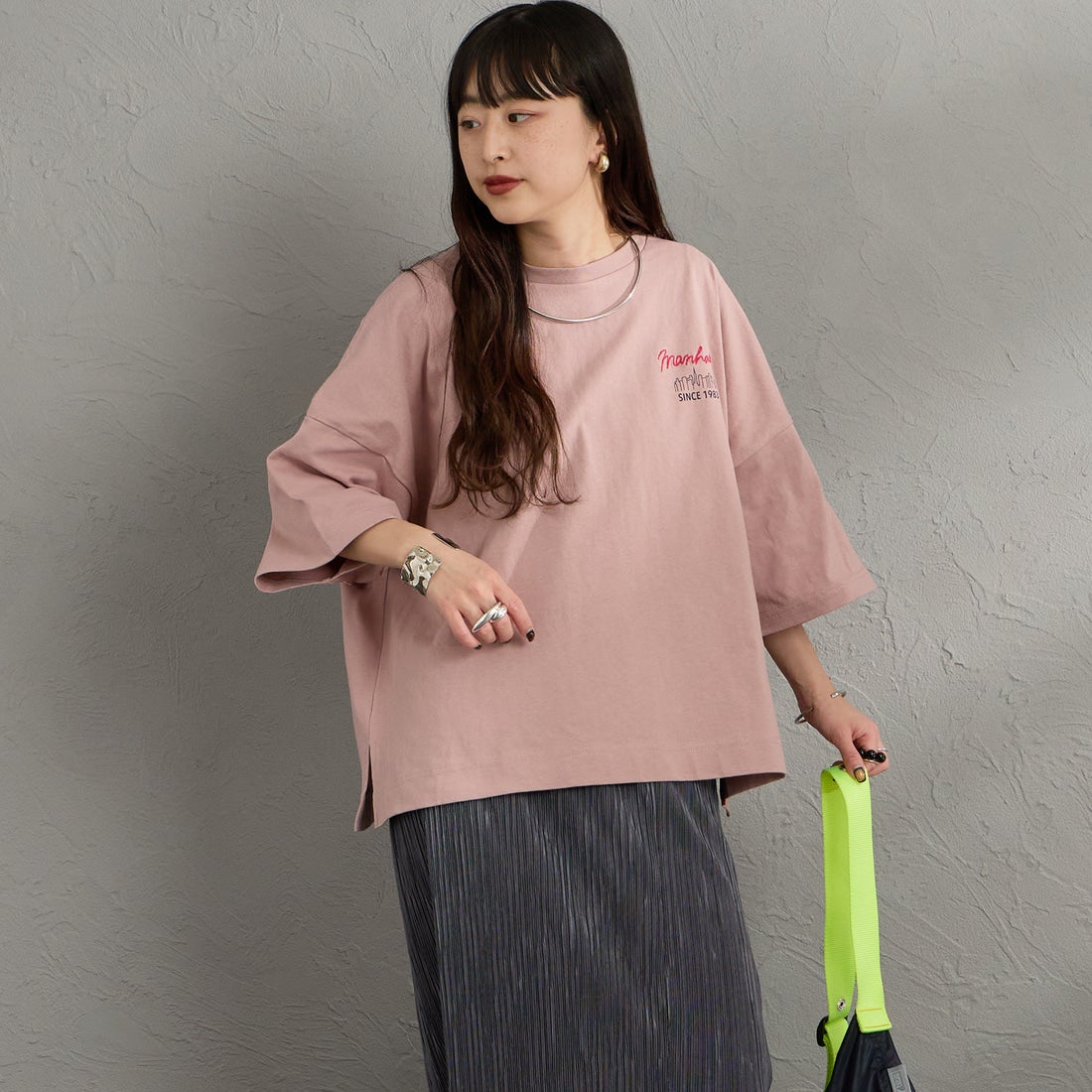 MANHATTAN PORTAGE [マンハッタンポーテージ] 別注 ショート丈 バックプリントTシャツ [26SSMP-INL018-JF] PINK &&モデル身長：150cm 着用サイズ：F&&